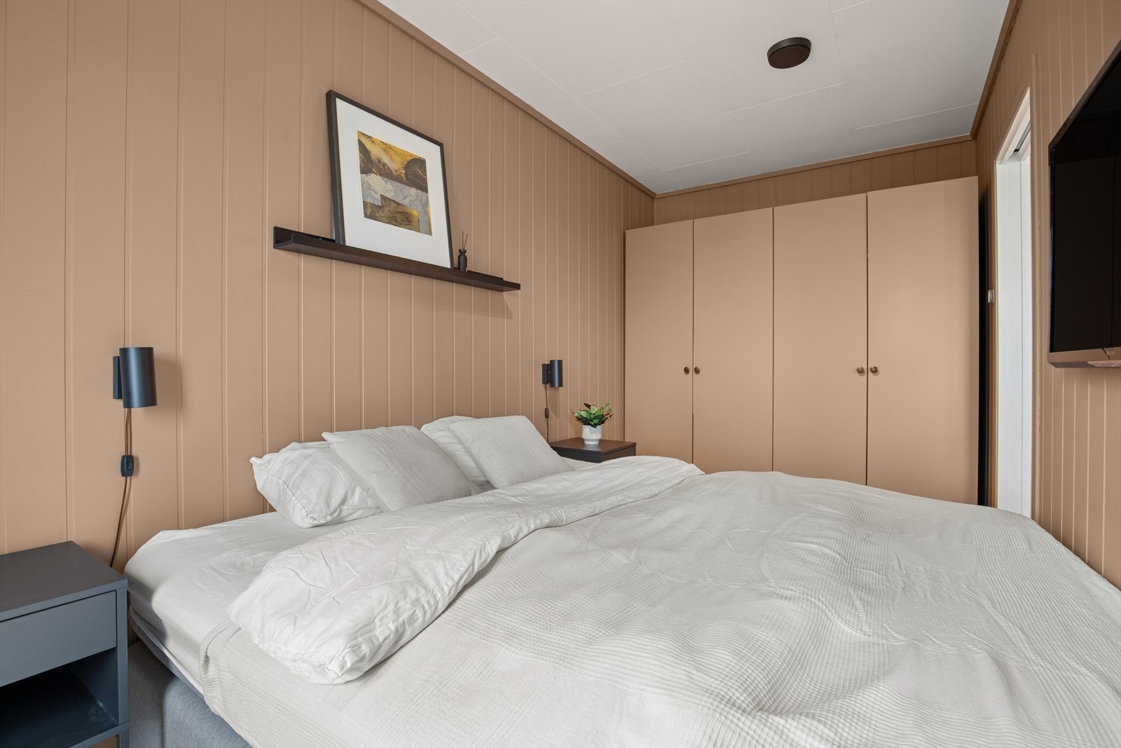 Her har du god plass til skap og andre soveroms møblementer. Galleribilde