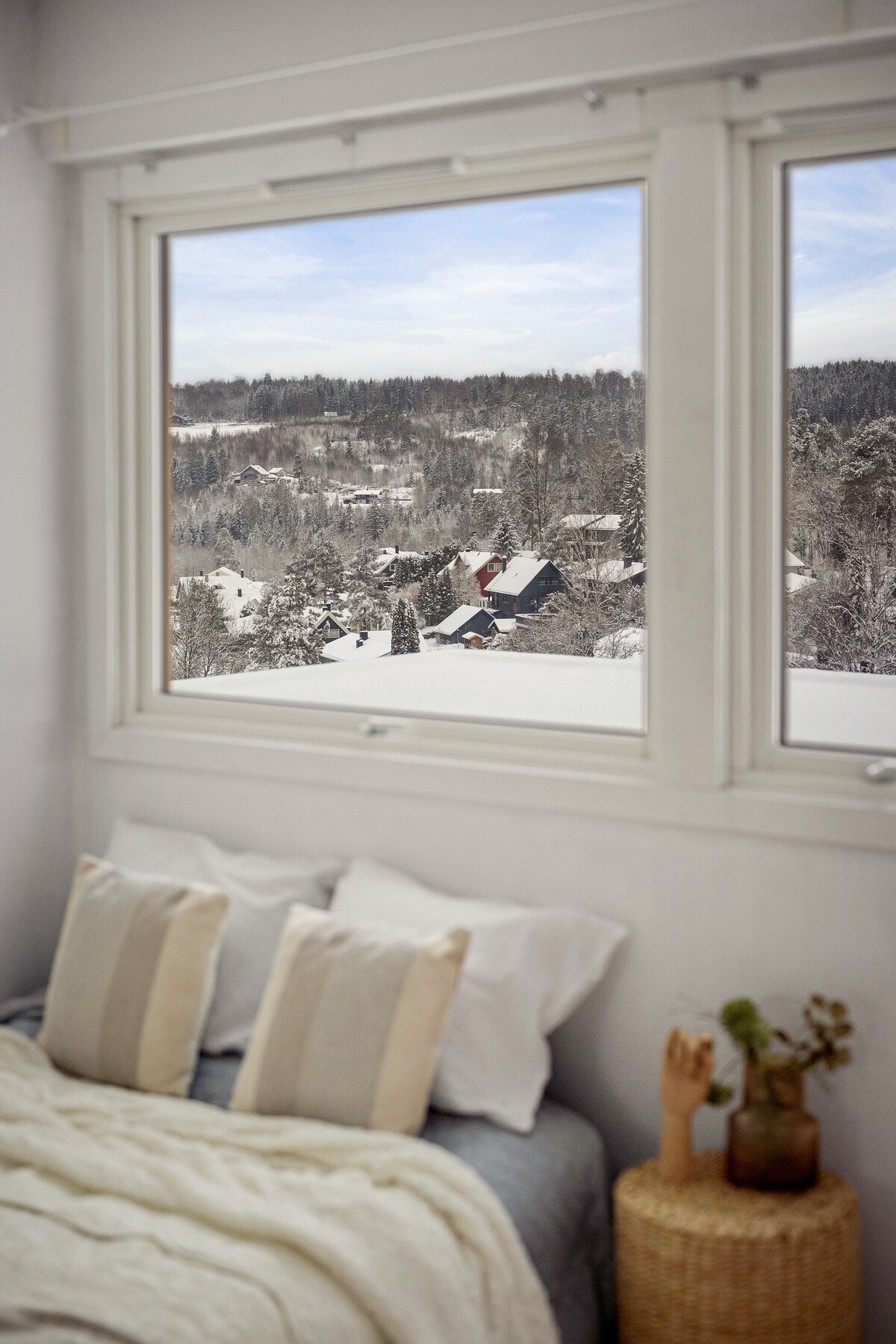 Vinduene har flott utsikt over Langhus. Galleribilde