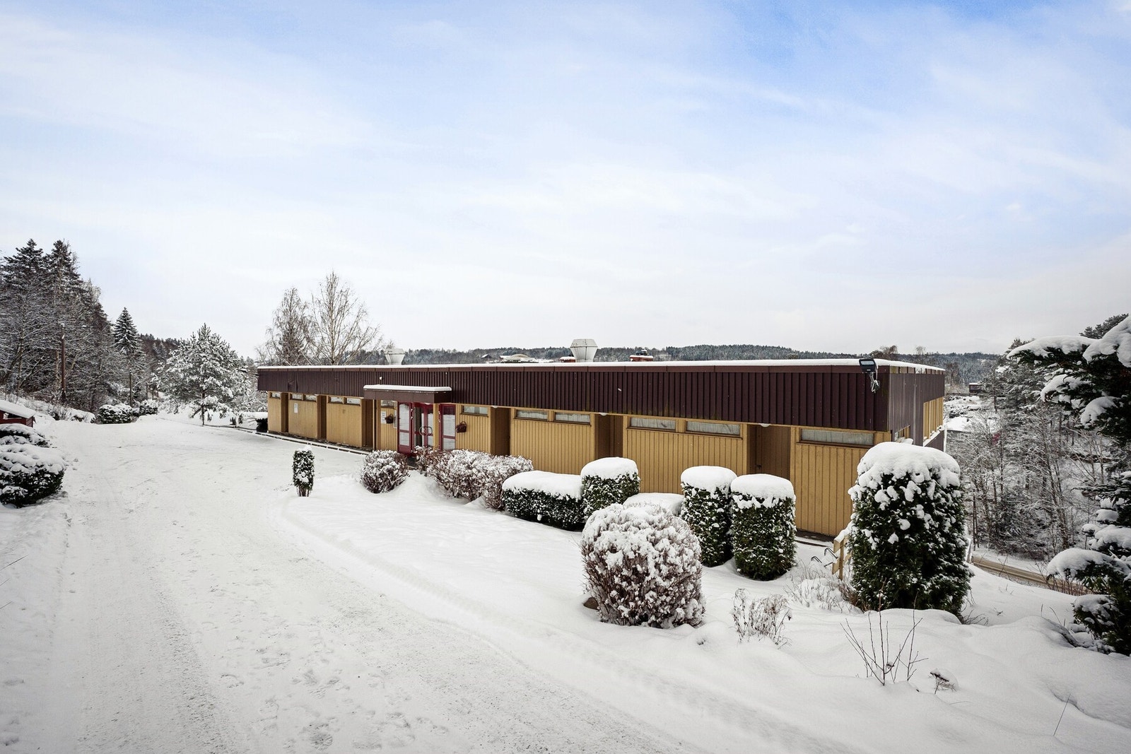 Sentralt nær tog, skoler, barnehage, matbutikk og marka ligger denne eiendommen. Attraktiv beliggenhet i et rolig, godt etablert område på Langhus i Nordre Follo kommune. Galleribilde