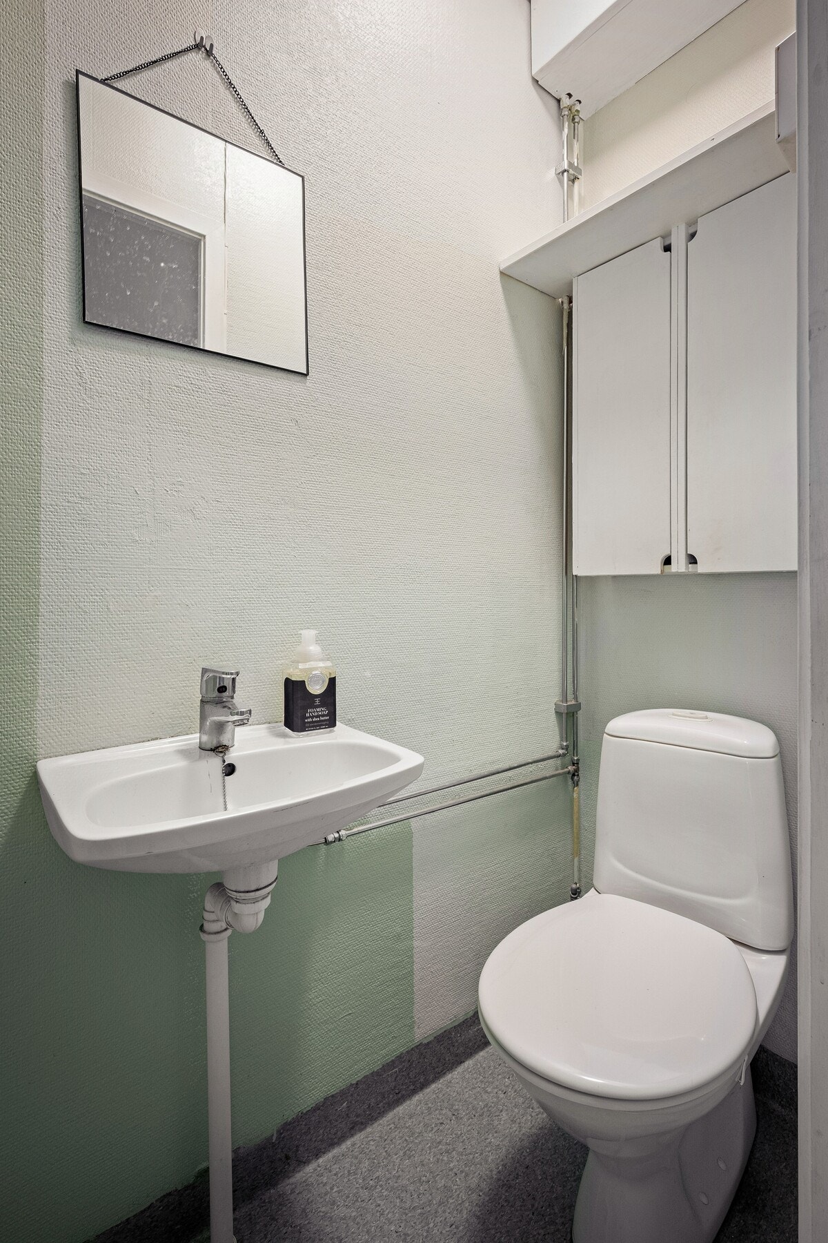 Badet har belegg på gulv og malte strie på vegger. Galleribilde