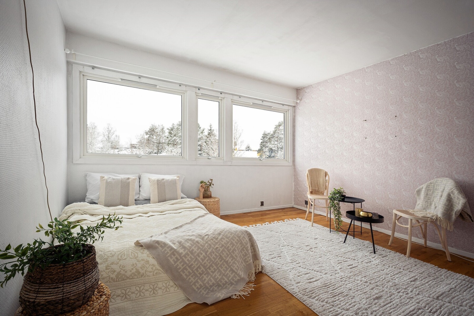 I leiligheten er det en åpen stue- og kjøkkenløsning. Stuen er lysmalt, har parkett på gulv og de store vindusflatene slipper inn rikelig med dagslys. Galleribilde