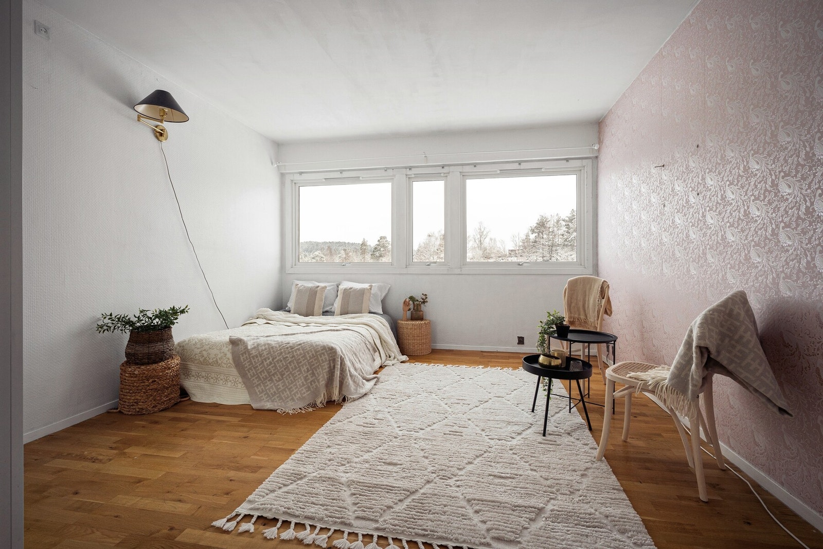 Det er plass til diverse møblement man måtte trenge, som sofagruppe, seng og et lite spisebord med stoler. Galleribilde