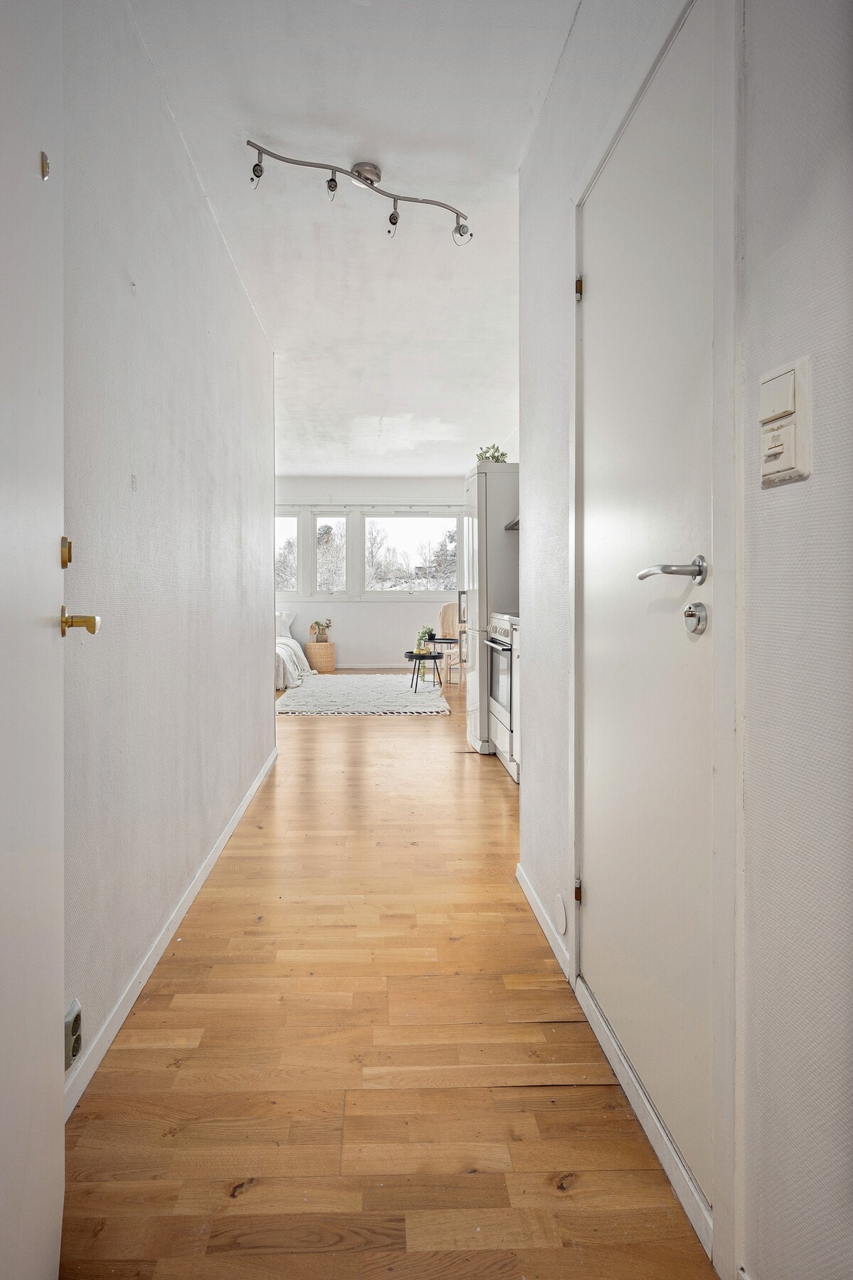 En trivelig entré med plass til å henge fra seg ytterklær og sko. Galleribilde