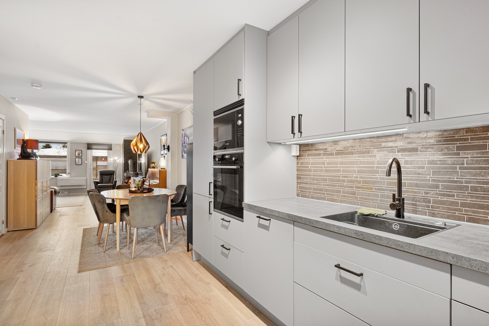 Kjøkkenet har integrert komfyr, mikrobølgeovn, kjøl/fryseskap og oppvaskmaskin som medfølger handelen. Galleribilde