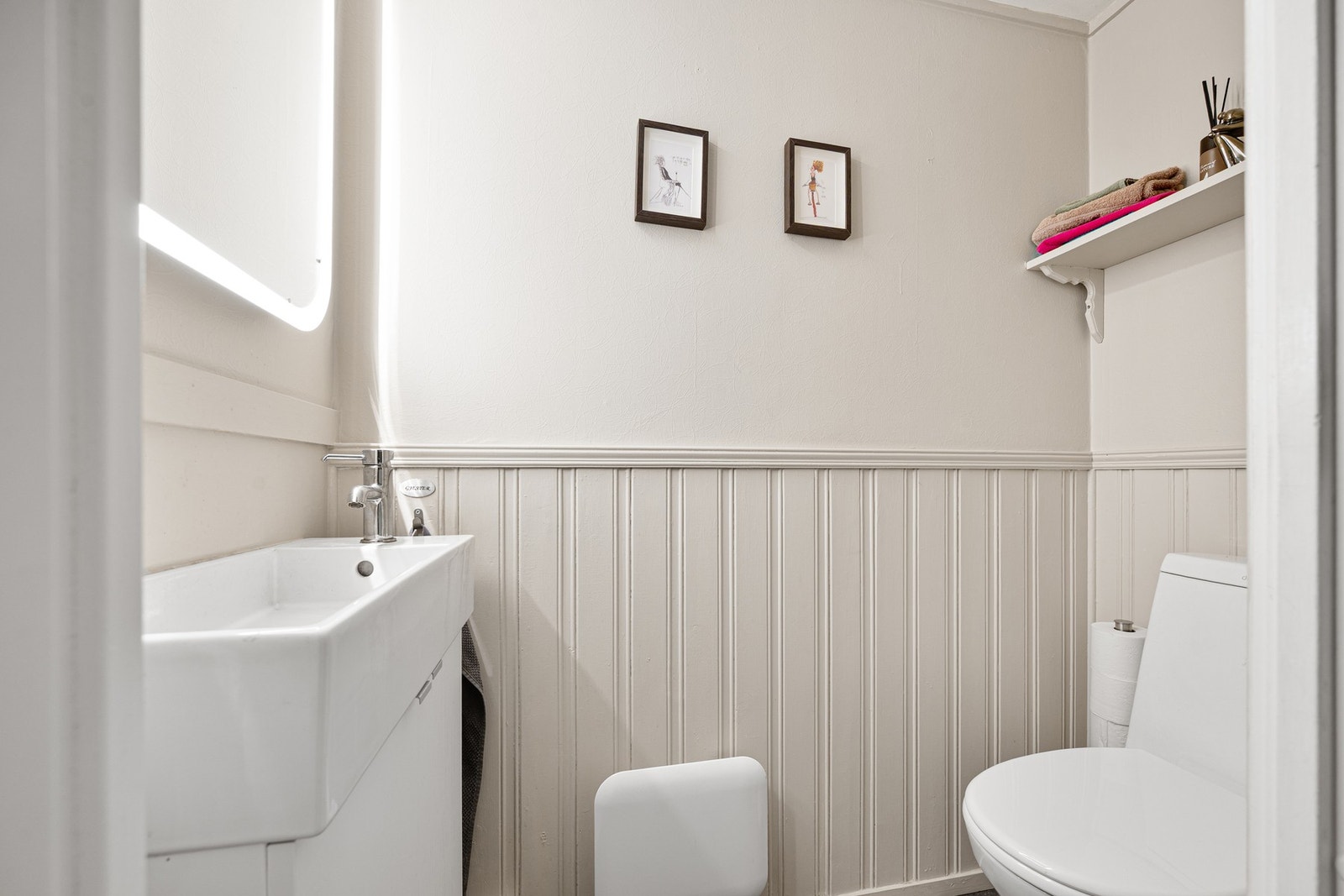 Praktisk med eget WC i tilknytning til entreen. Galleribilde