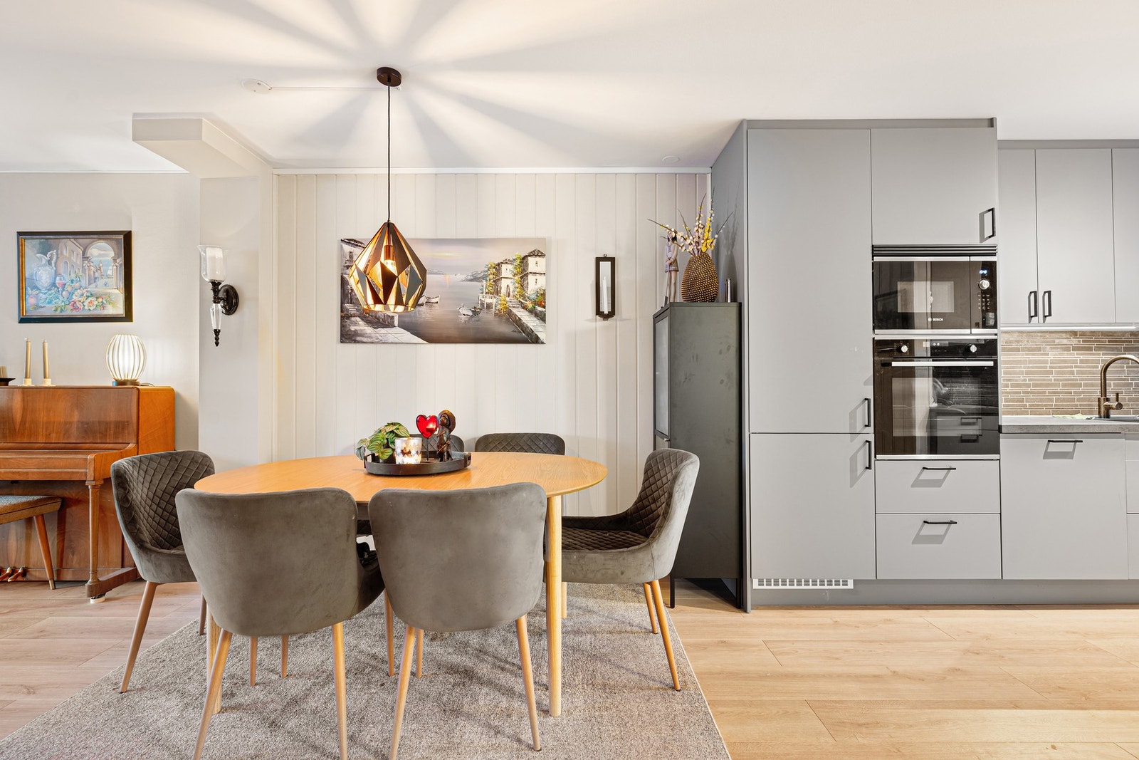 Det er gjort flere oppgraderinger siste årene og boligen fremstår i god stand. Galleribilde