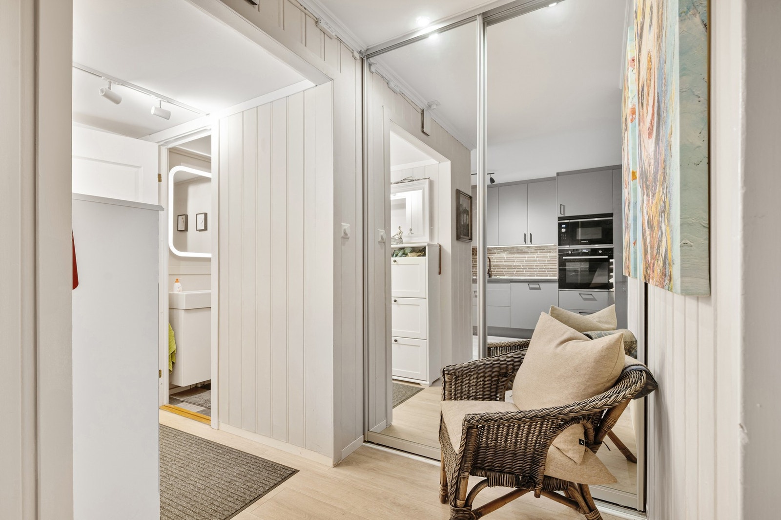 Innbydende entre med god plass til skyvedørsgarderobe. Galleribilde