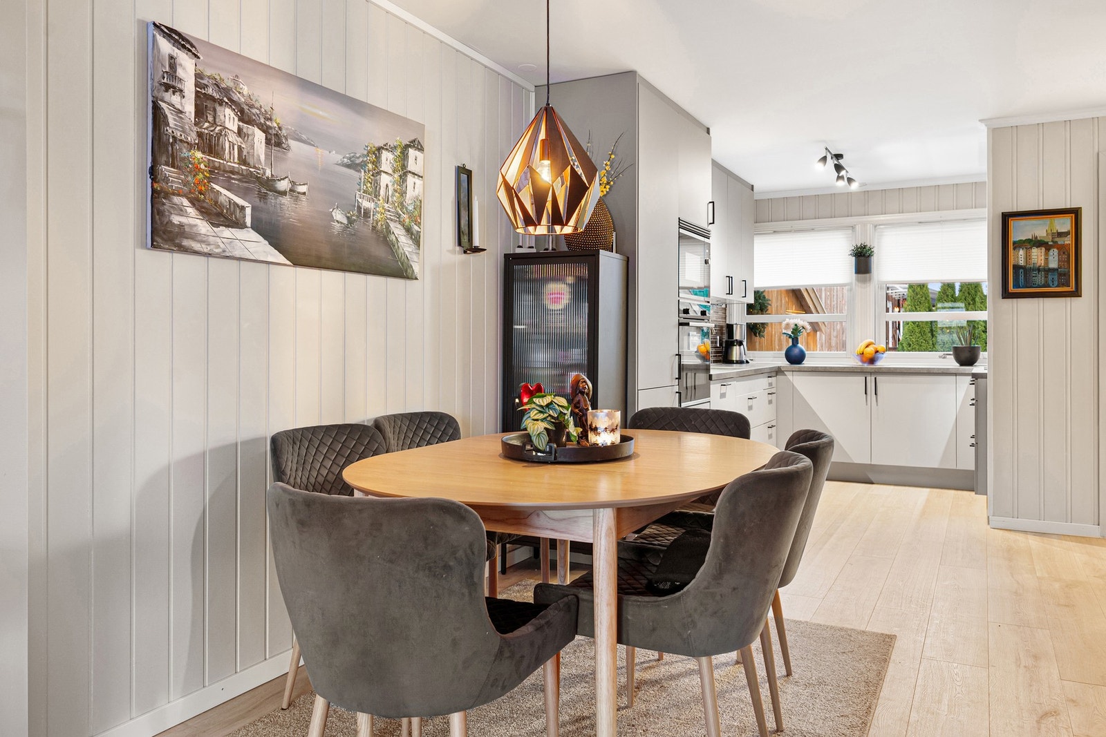 Her er det god plass til både sofagruppe og spisebord. Galleribilde