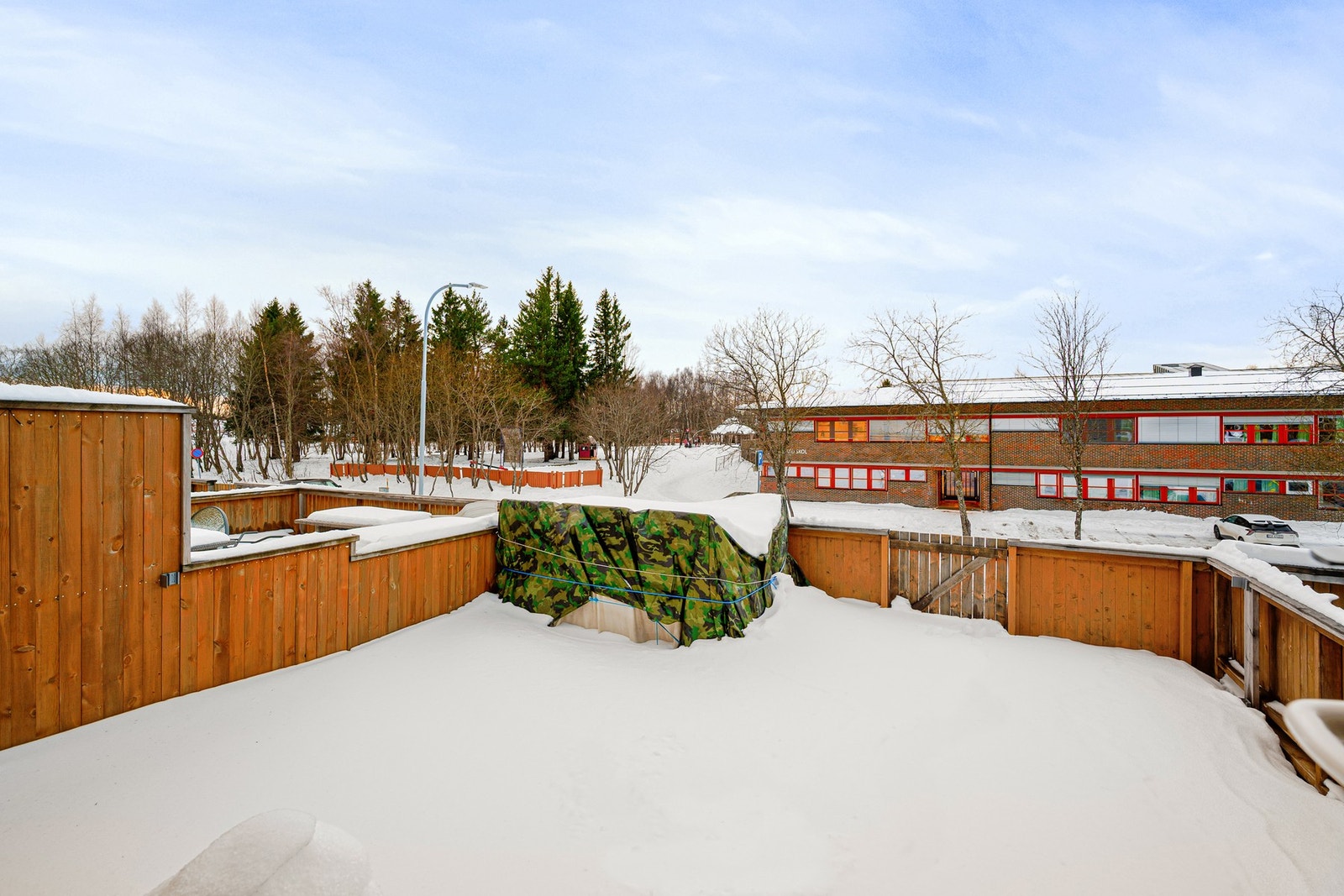 Fra stuen har man direkte utgang til terrasse og hage. Galleribilde