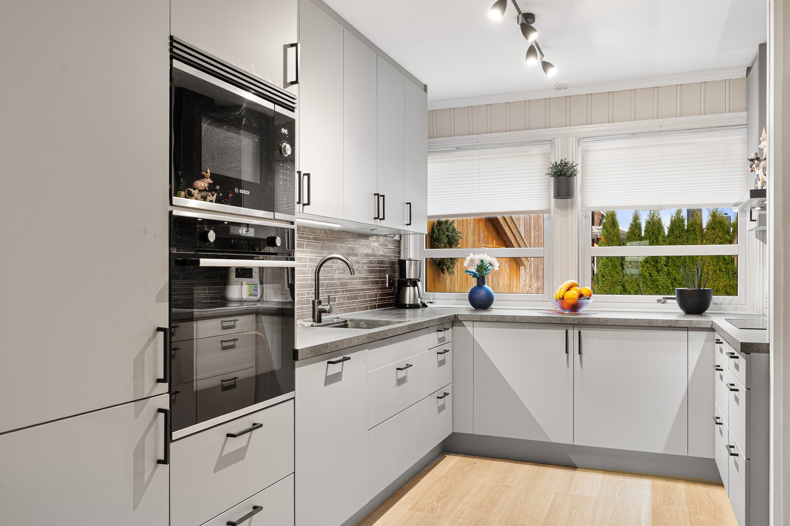 Lekkert kjøkken med mye skap og benkeplass. Galleribilde