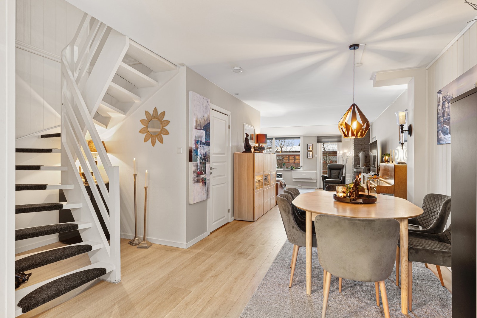 Det er store vindusflater på stue og kjøkken som gir mye naturlig lysinnslipp. Galleribilde