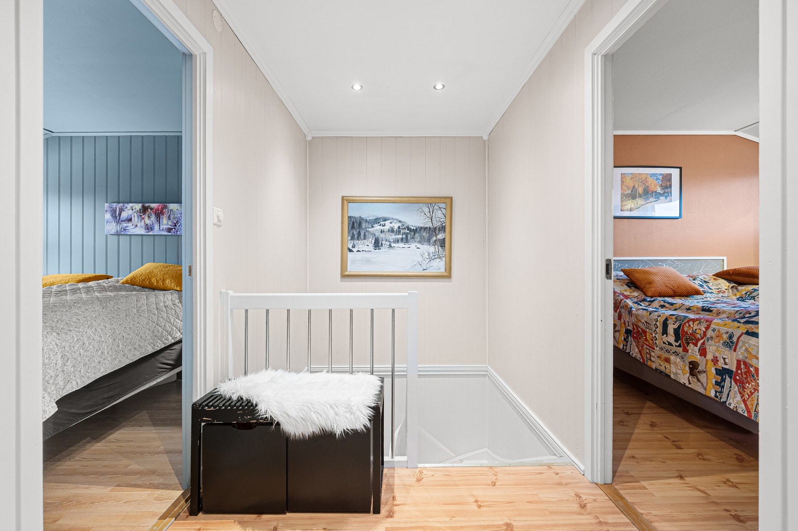 Oppe er det 3 romslige soverom, bod og bad. Galleribilde