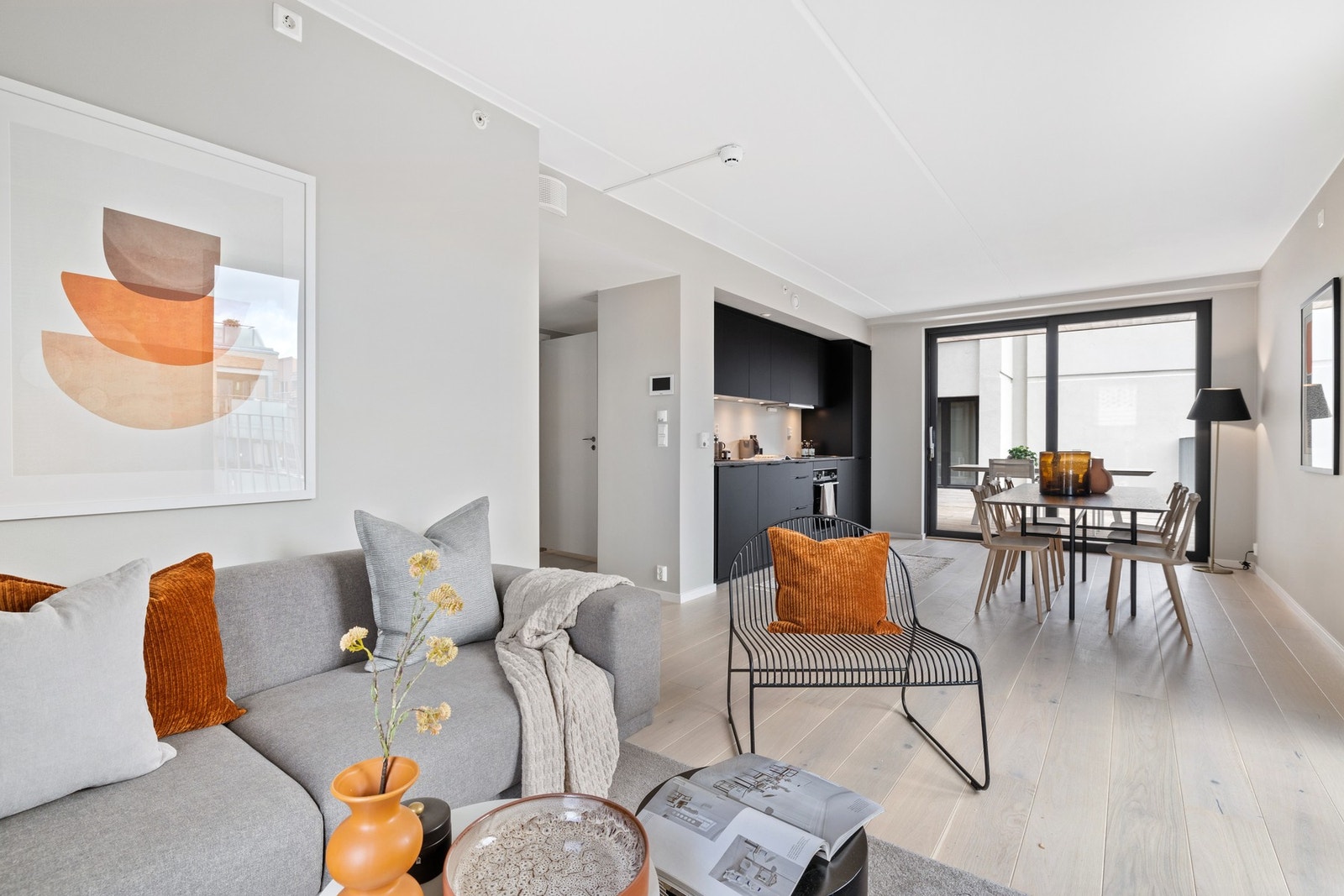 Gjennomgående og lys stue med vinduer på 3 sider -
Bildene er fra prosjektsalget 2021 Galleribilde