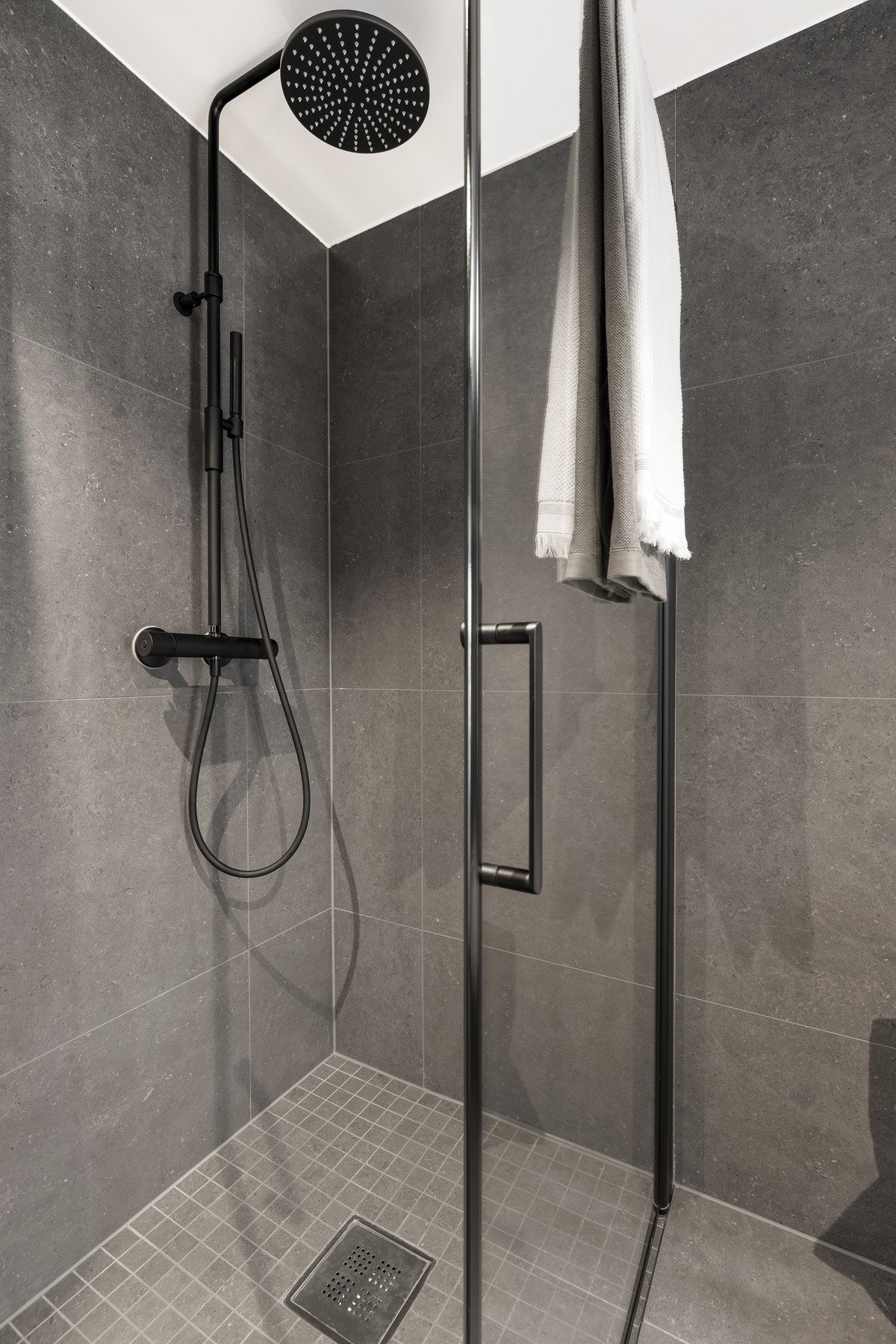 Lekkert flislagt bad med rainfalldusj -
Bildene er fra prosjektsalget 2021 Galleribilde