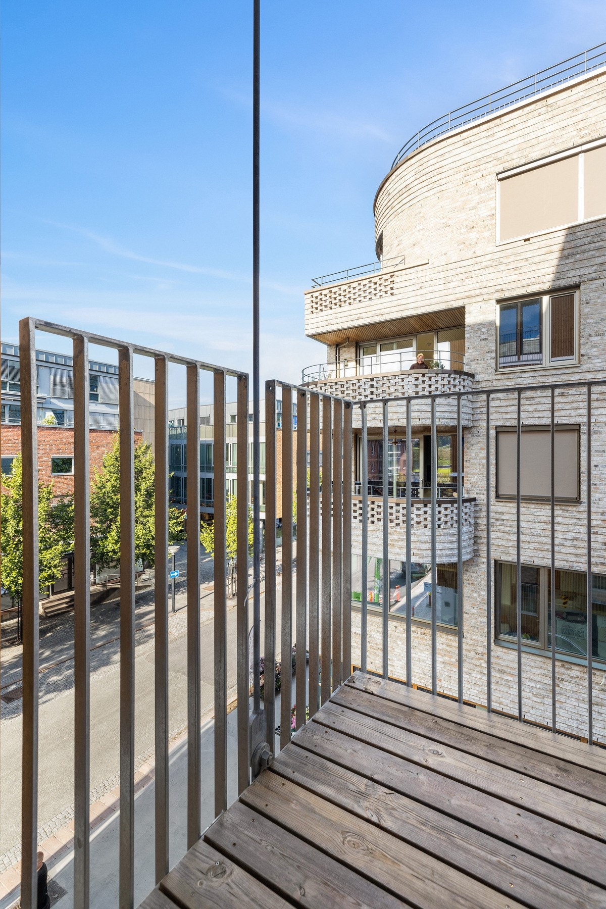 I tillegg til 25 kvm vestvendt terrasse er det en liten balkong mot Wessel kvartalet -
Bildene er fra prosjektsalget 2021 Galleribilde