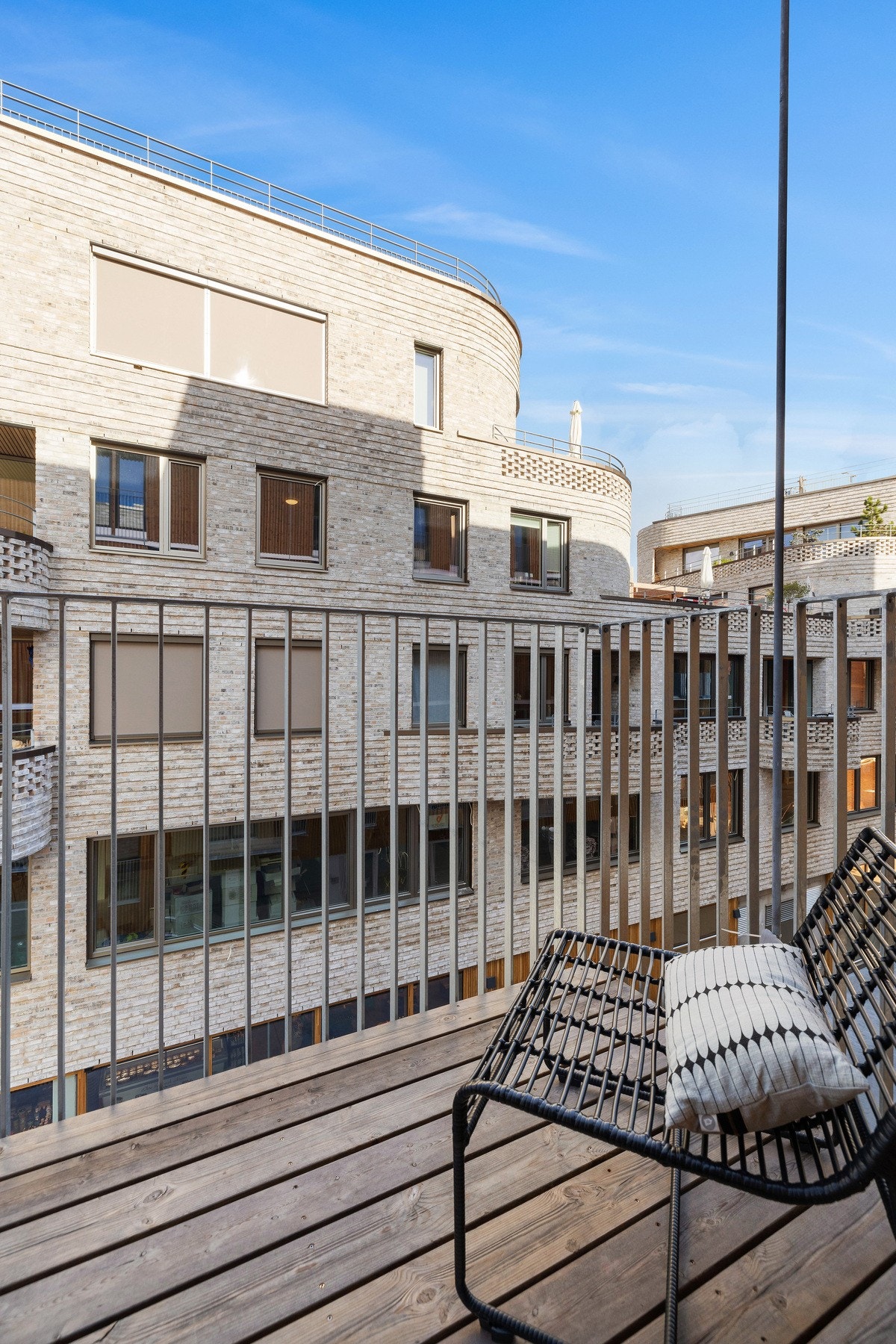 I tillegg til 25 kvm vestvendt terrasse er det en liten balkong mot Wessel kvartalet -
Bildene er fra prosjektsalget 2021 Galleribilde