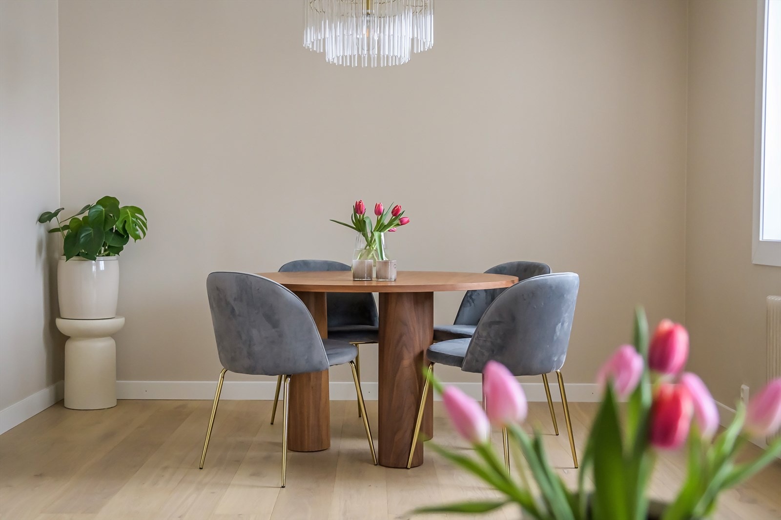 Spisestuen finner sin naturlige plass i hjørnet. Galleribilde