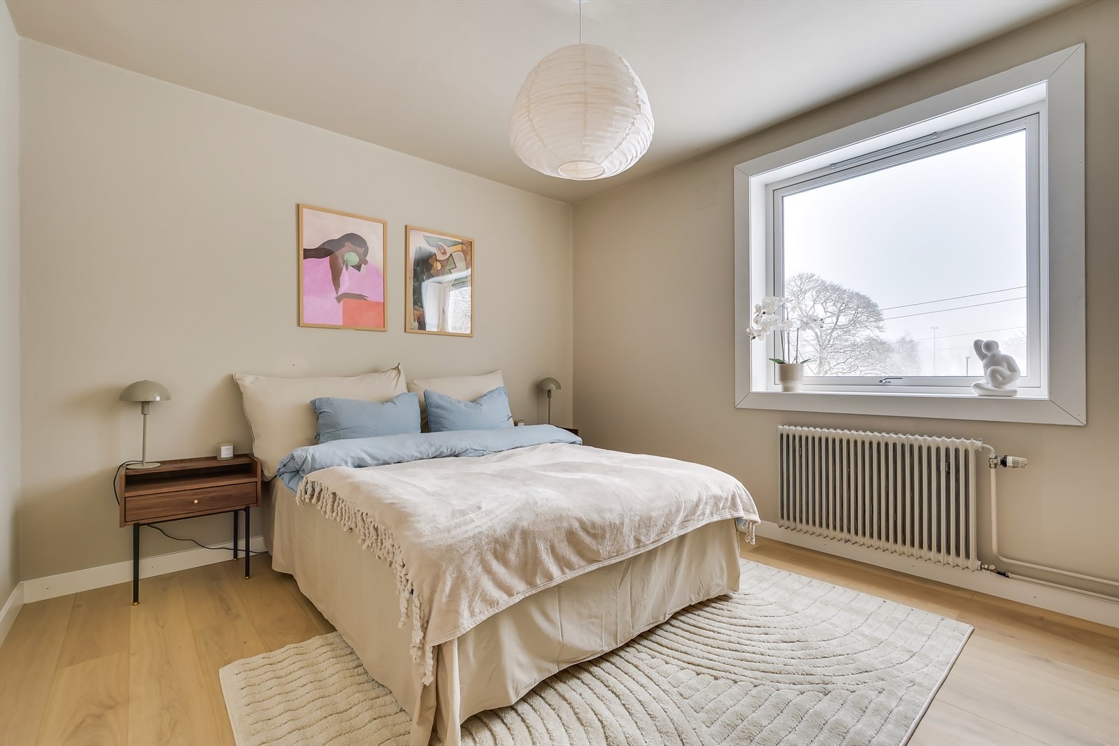 Hovedsoverommet er romslig, med god plass til dobbeltseng og nattbord. Galleribilde