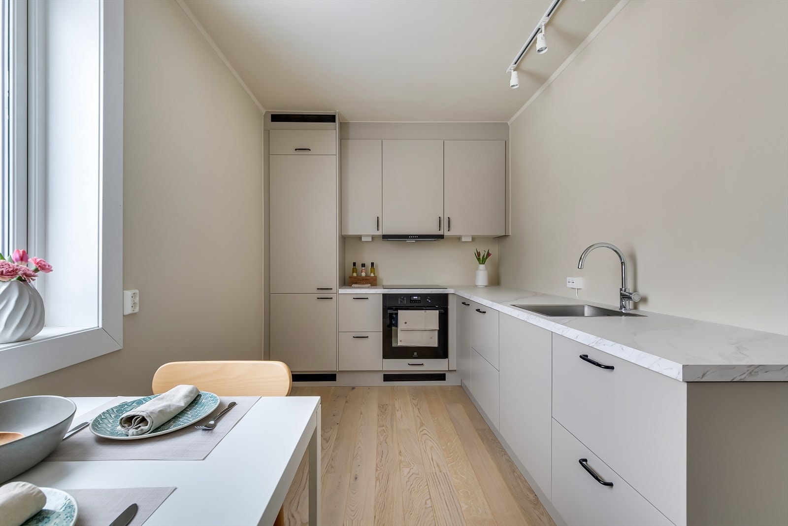 Kjøkkeninnredningen er oppført ny i 2026, og består av slette fronter og laminert benkeplate. Galleribilde