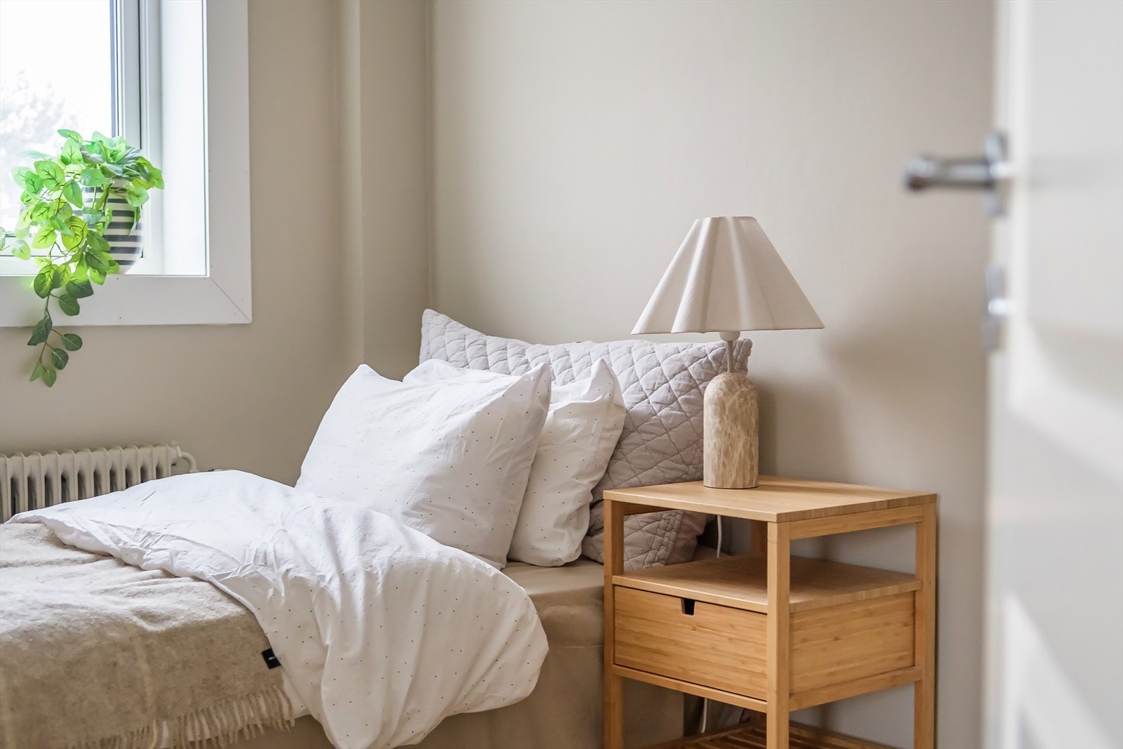 Rommet gir plass til seng, nattbord og oppbevaringsløsninger. Galleribilde