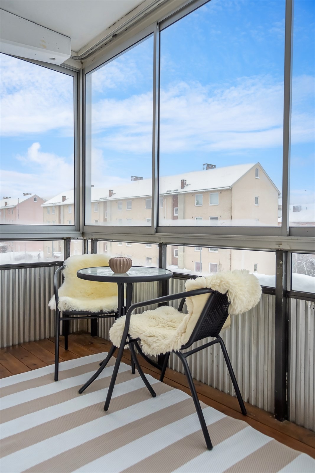 Balkongen gir også god plass til utemøblement. Galleribilde
