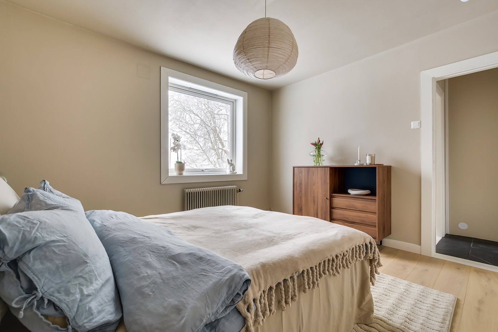 Rommet er holdt i duse, behagelige farger og har rikelig med naturlig lys. Galleribilde