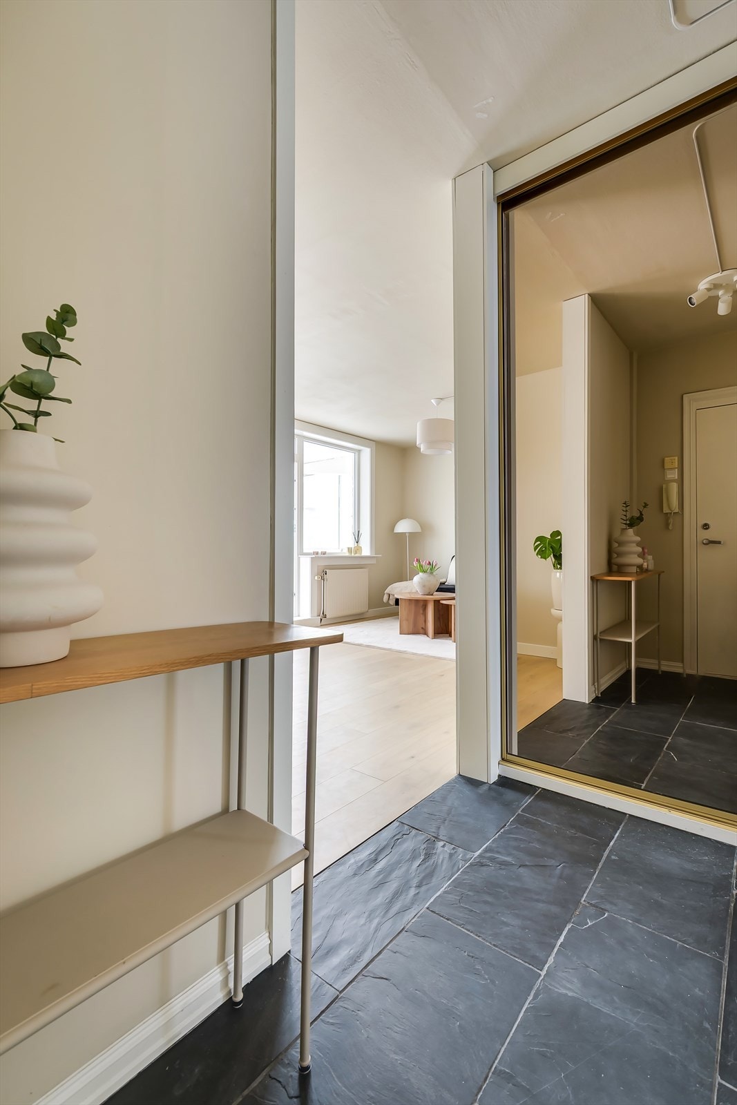 Her finner du et romslig garderobeskap med speilfronter. Galleribilde