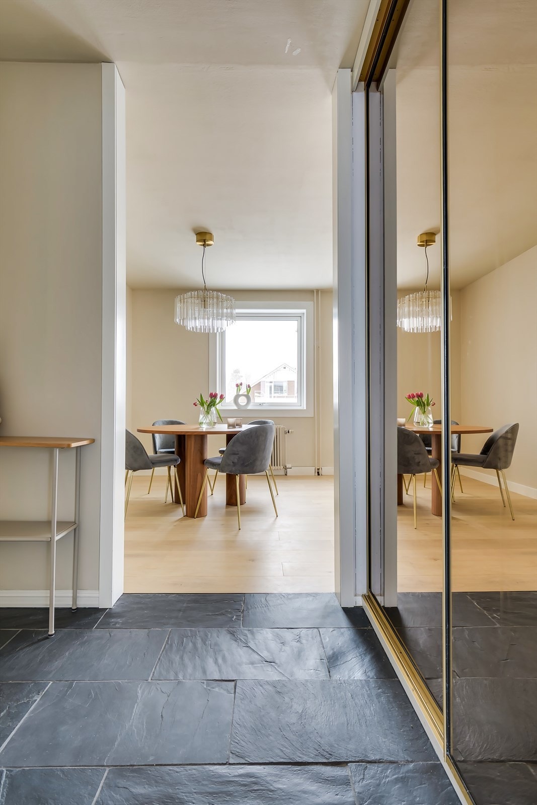 En romslig gang tar deg i mot når du kommer hjem. Galleribilde