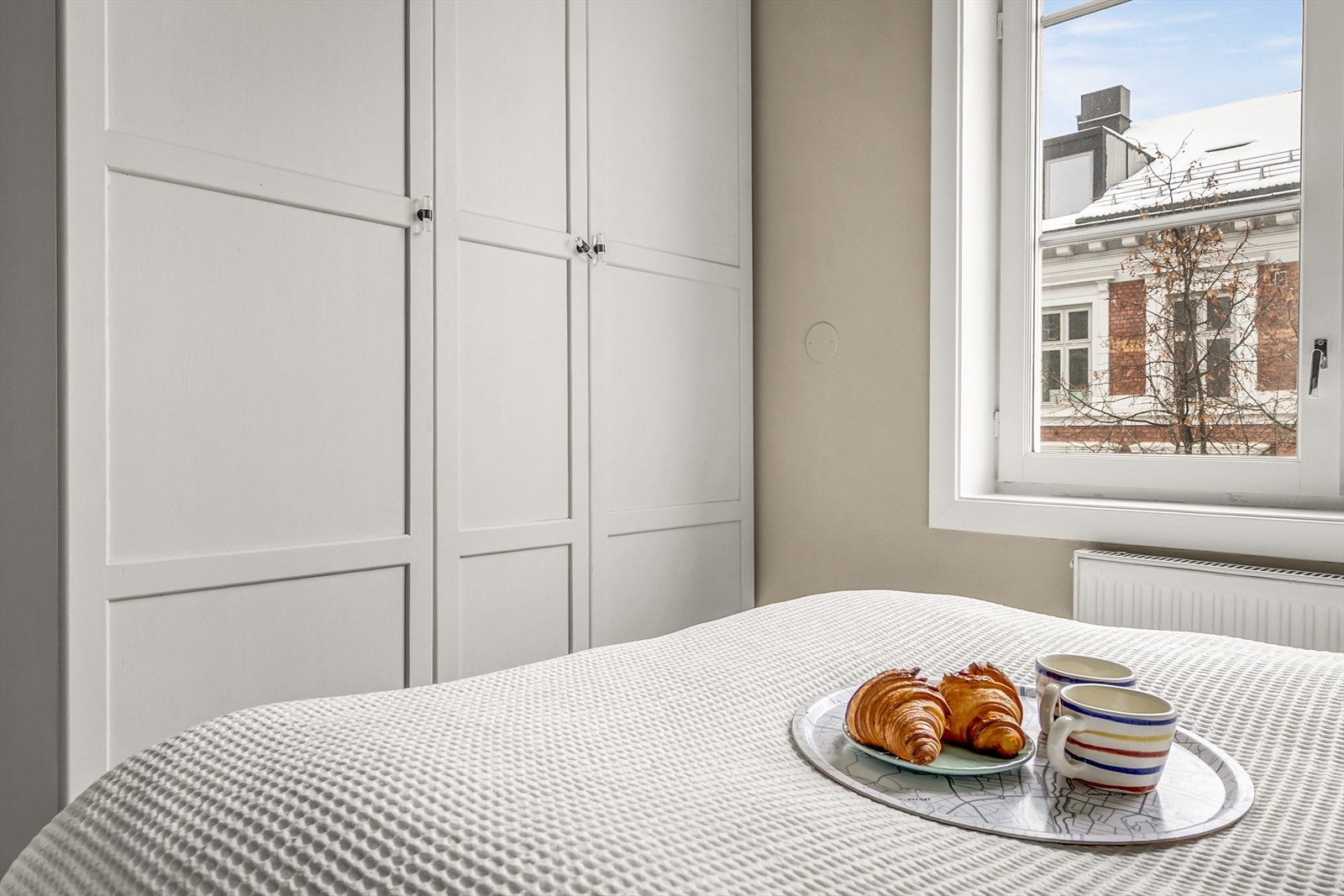 Under vinduet er det radiator tilknyttet felles varmeanlegg for oppvarming av alkoven. Galleribilde