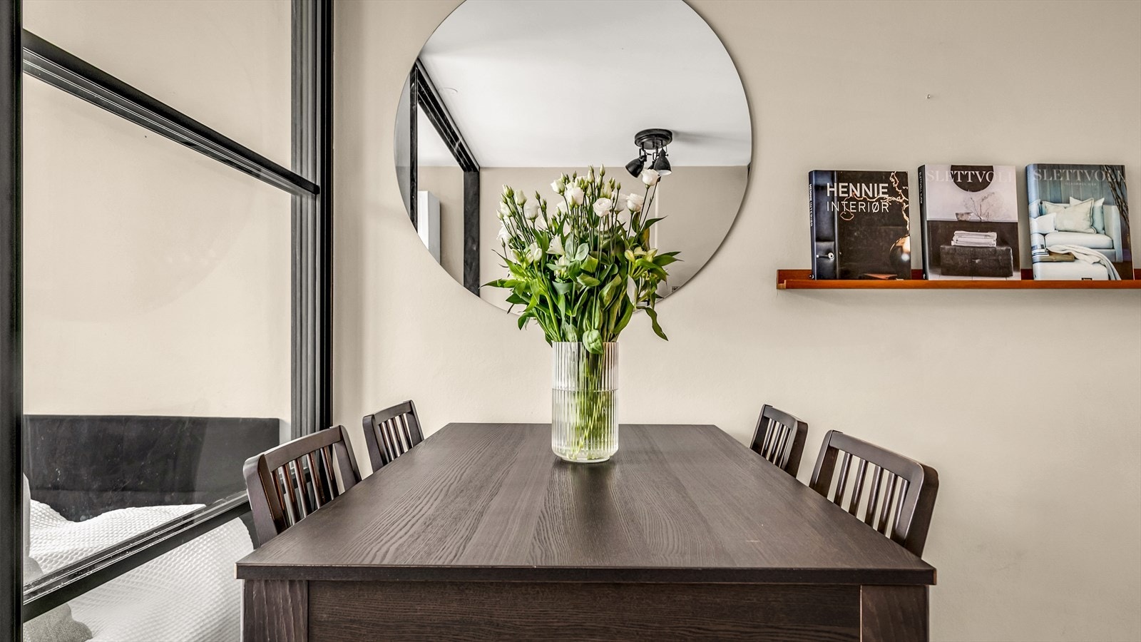 Boligen er i dag innredet med et praktisk spisebord med plass til 4. Galleribilde