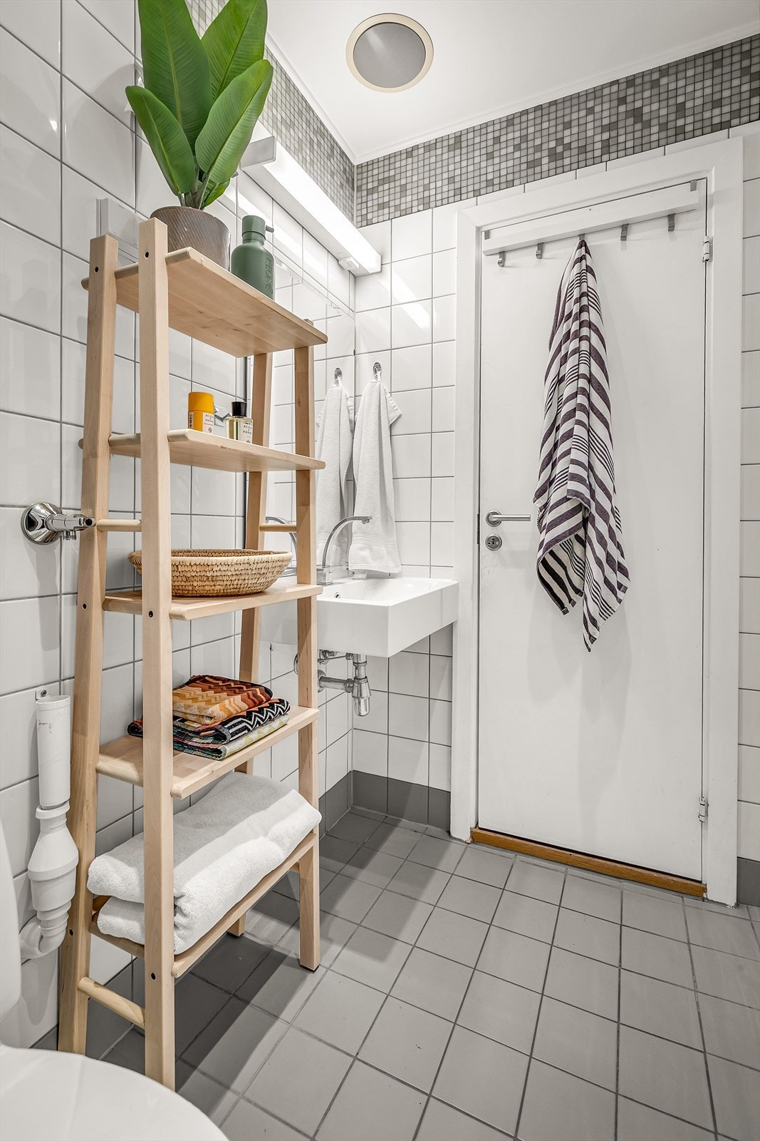 Badet er i dag innredet med en praktisk hylle for oppbevaring av baderoms-artikler som håndklær m.m. Galleribilde