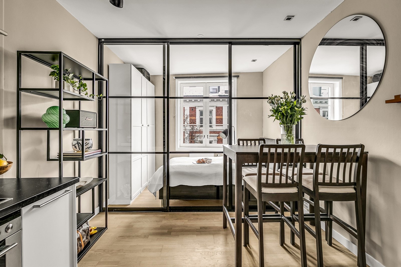 EiendomsMegler 1 v/Even har gleden av å presentere Parkveien 13 - en sentralt beliggende leilighet med nærhet til kollektivtransport og et godt utvalg av butikker. Foto: iSnitt AS v/Emil Jakobczyk. Galleribilde