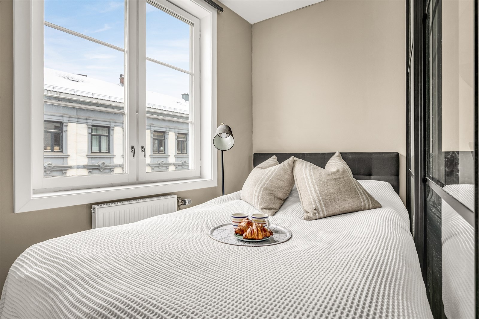 Boligen har en alkove hvor det i dag er både seng og garderobeskap. Alkoven er adskilt med en elegant skyvedør i glass. Galleribilde