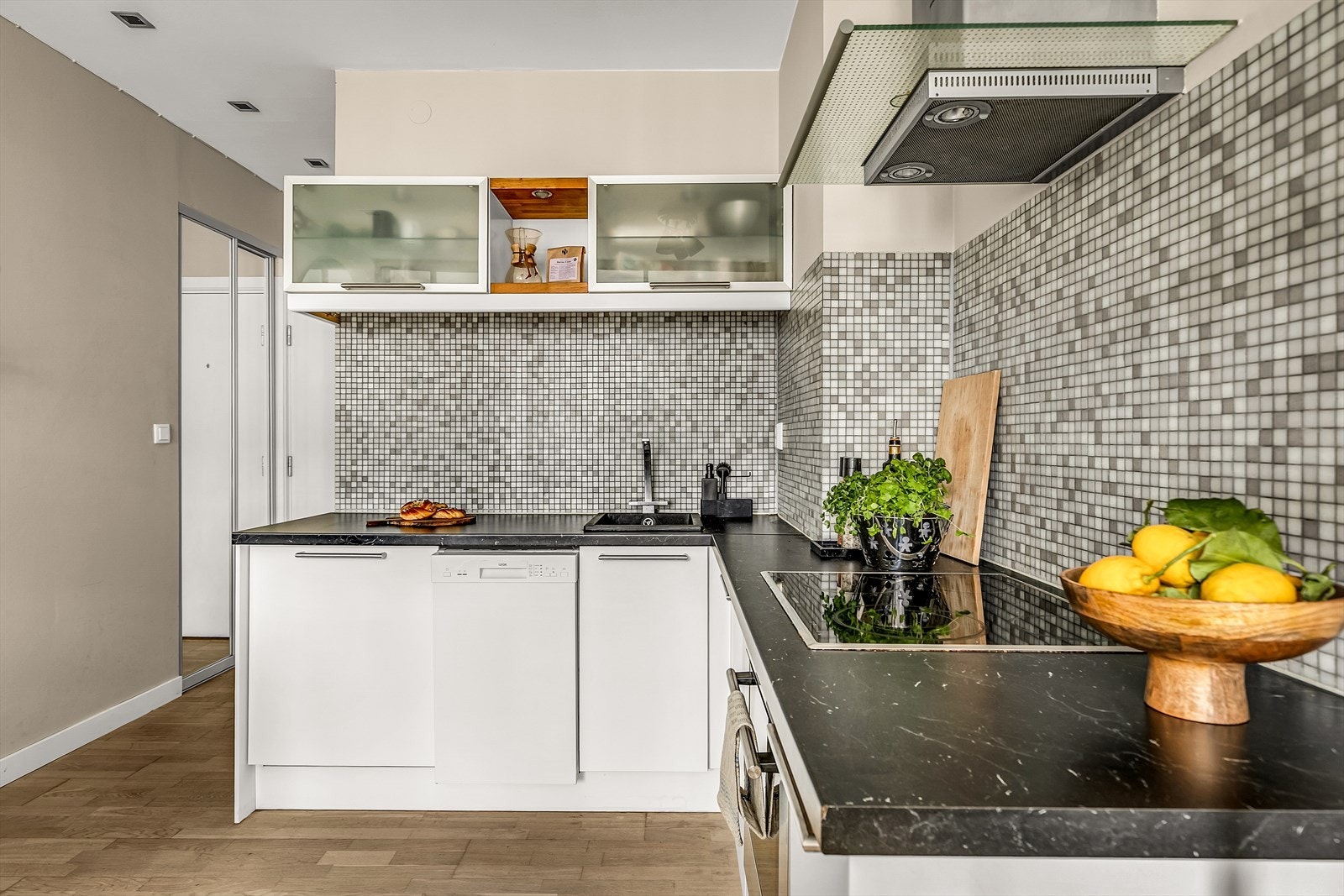 I følge eier ble det montert nye kjøkkenfronter og benkeplate i 2021 før nåværende eier overtok boligen. Galleribilde