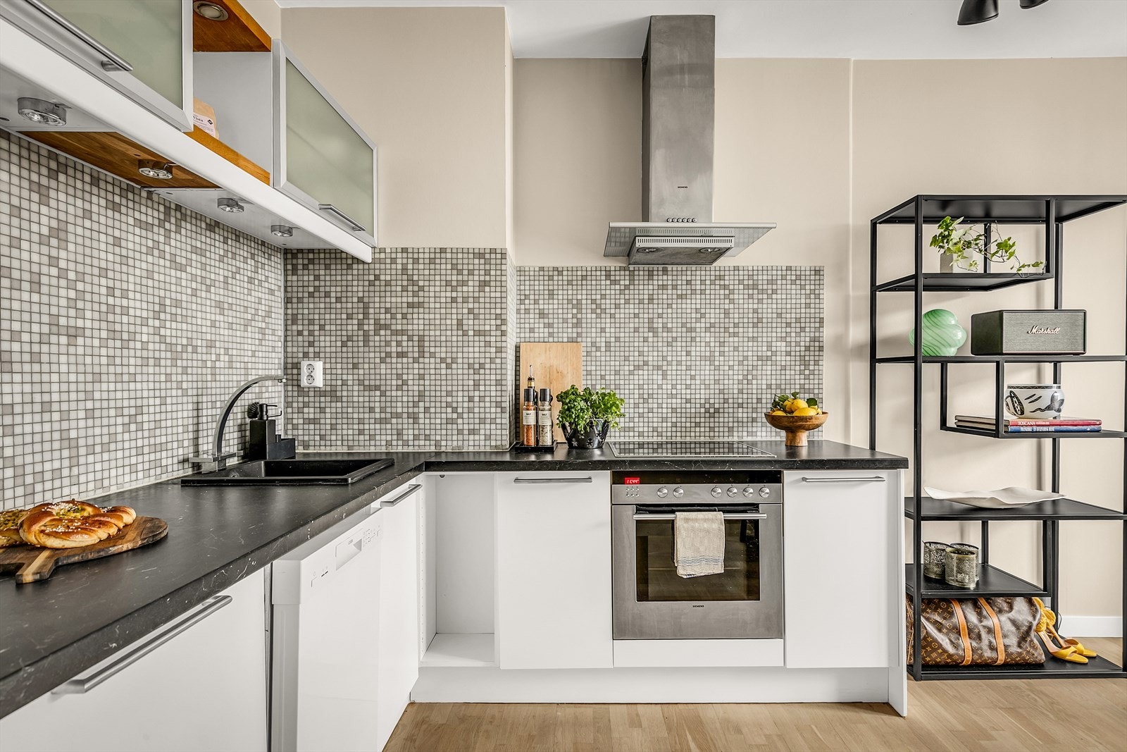 Boligen har en åpen stue-/kjøkkenløsning. Galleribilde