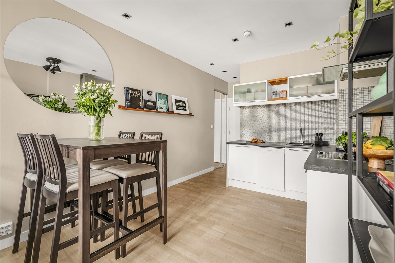 Boligen har et moderne fargevalg med malte overflater på vegg, parkettgulvet ble slipt og lakkert i 2022. Galleribilde