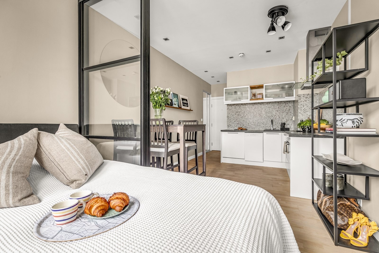 Skyver man glassdøren til side får man en åpen og luftig planløsning hvor alkoven og den åpne stue-/kjøkkenløsningen glir sømløst over i hverandre. Galleribilde