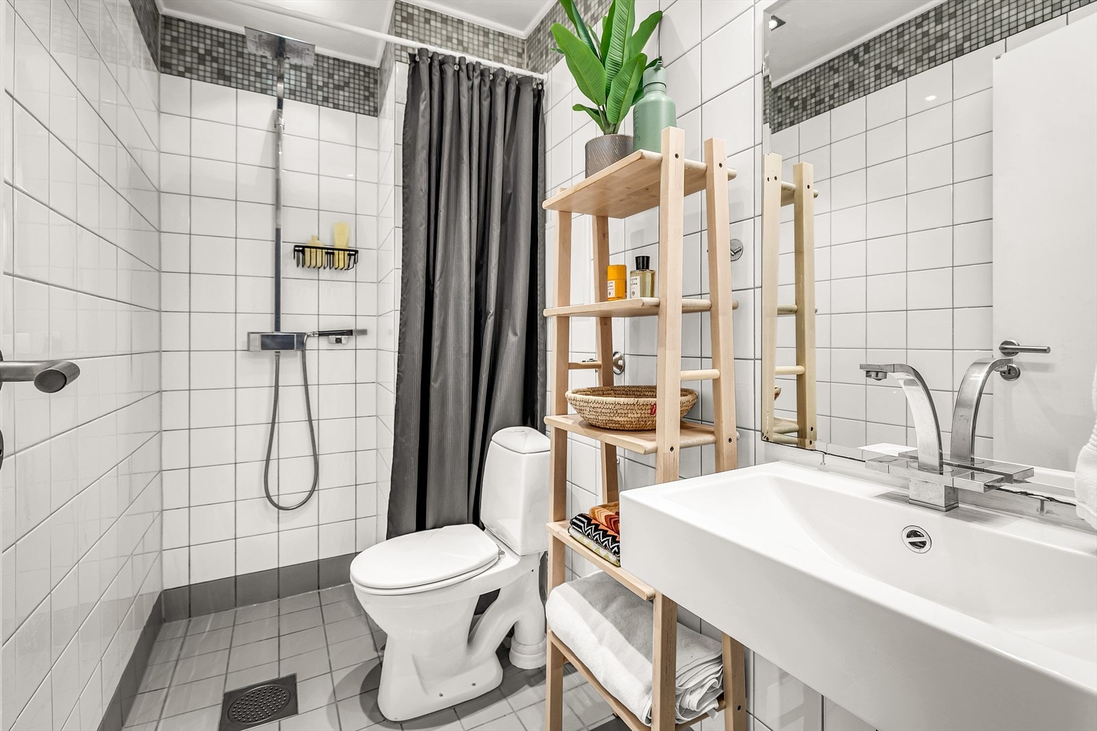 I forbindelse med entréen har man adkomst til badet. Galleribilde