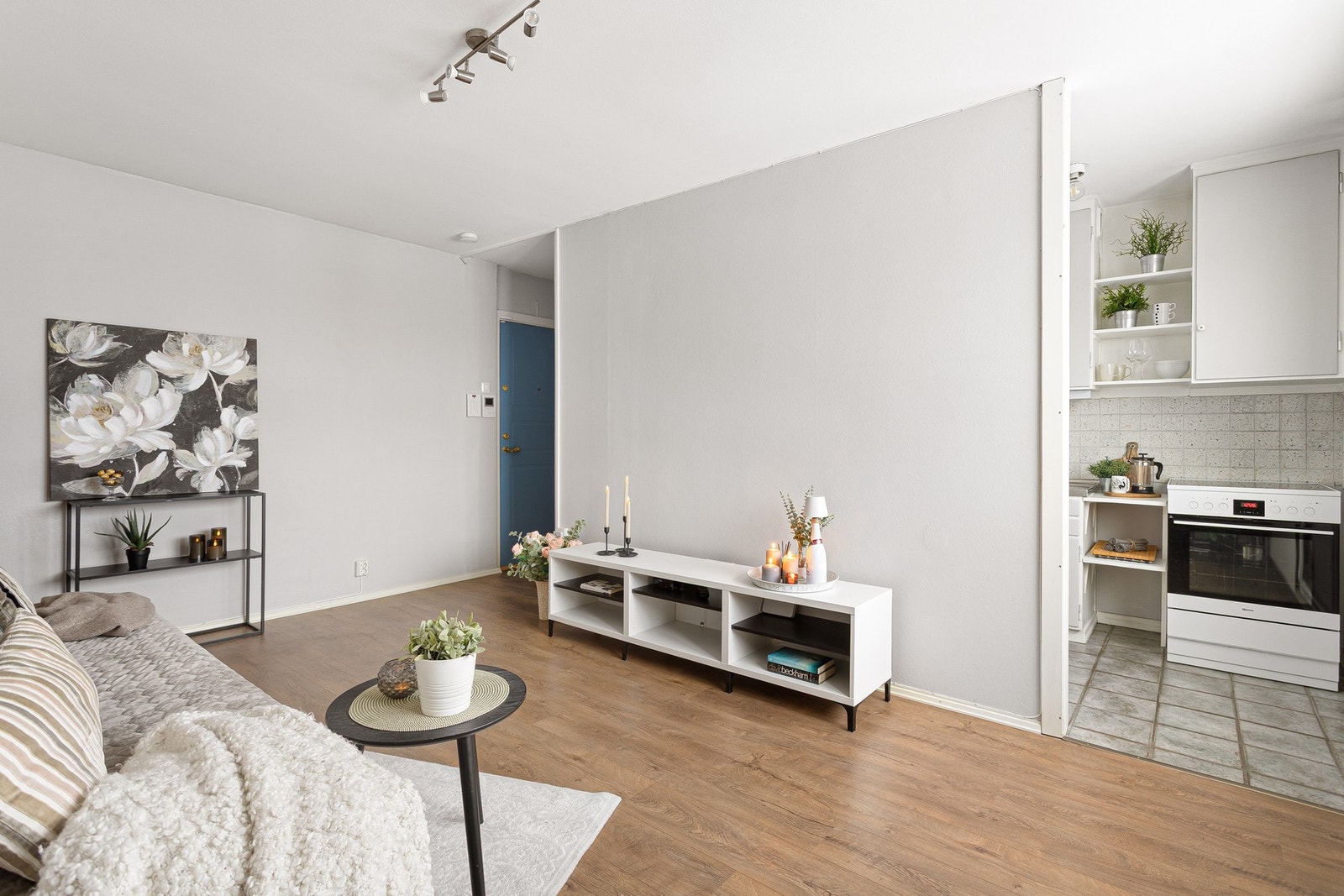 Kjøkkeninnredningen ligger fint og naturlig adskilt fra stuen. Galleribilde