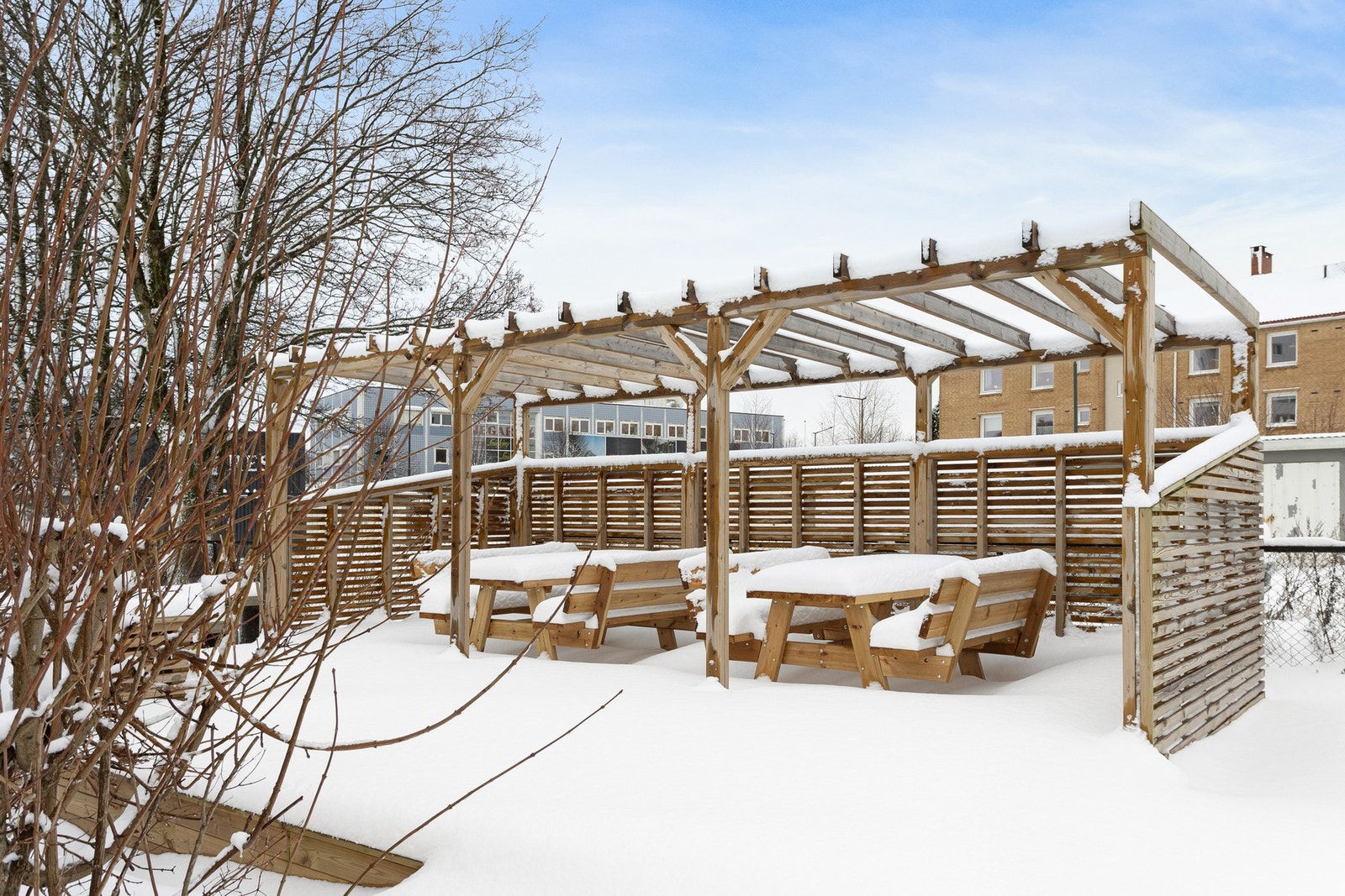 Hyggelig fellesområde i borettslaget. Her er det pent opparbeidet med pergola, platting og sittebenker. Galleribilde