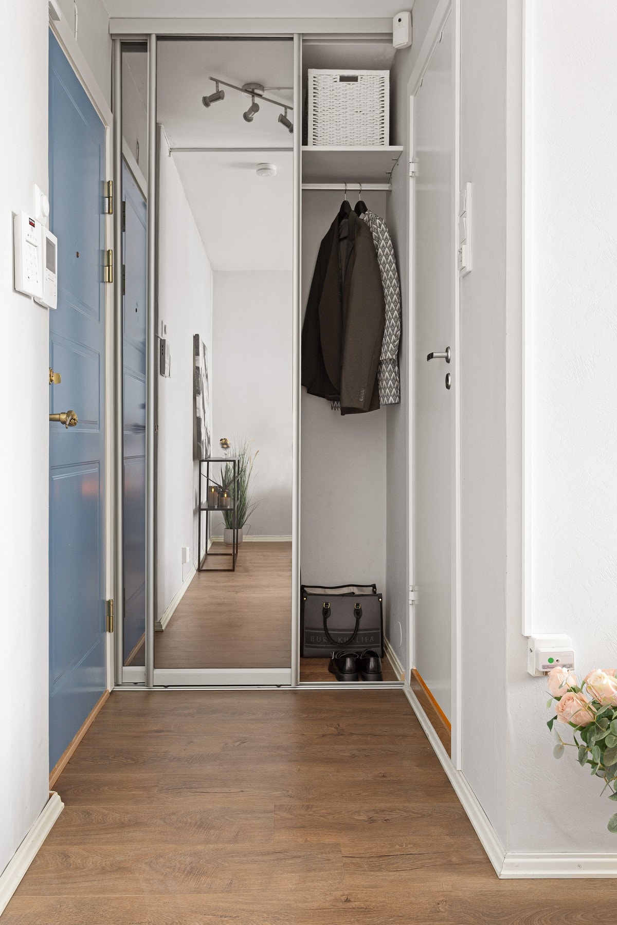 Velkommen inn! Her er det fin plass til oppheng av yttertøy i skyvedørsgarderobe med speilfronter, samt plass til skohylle. Galleribilde