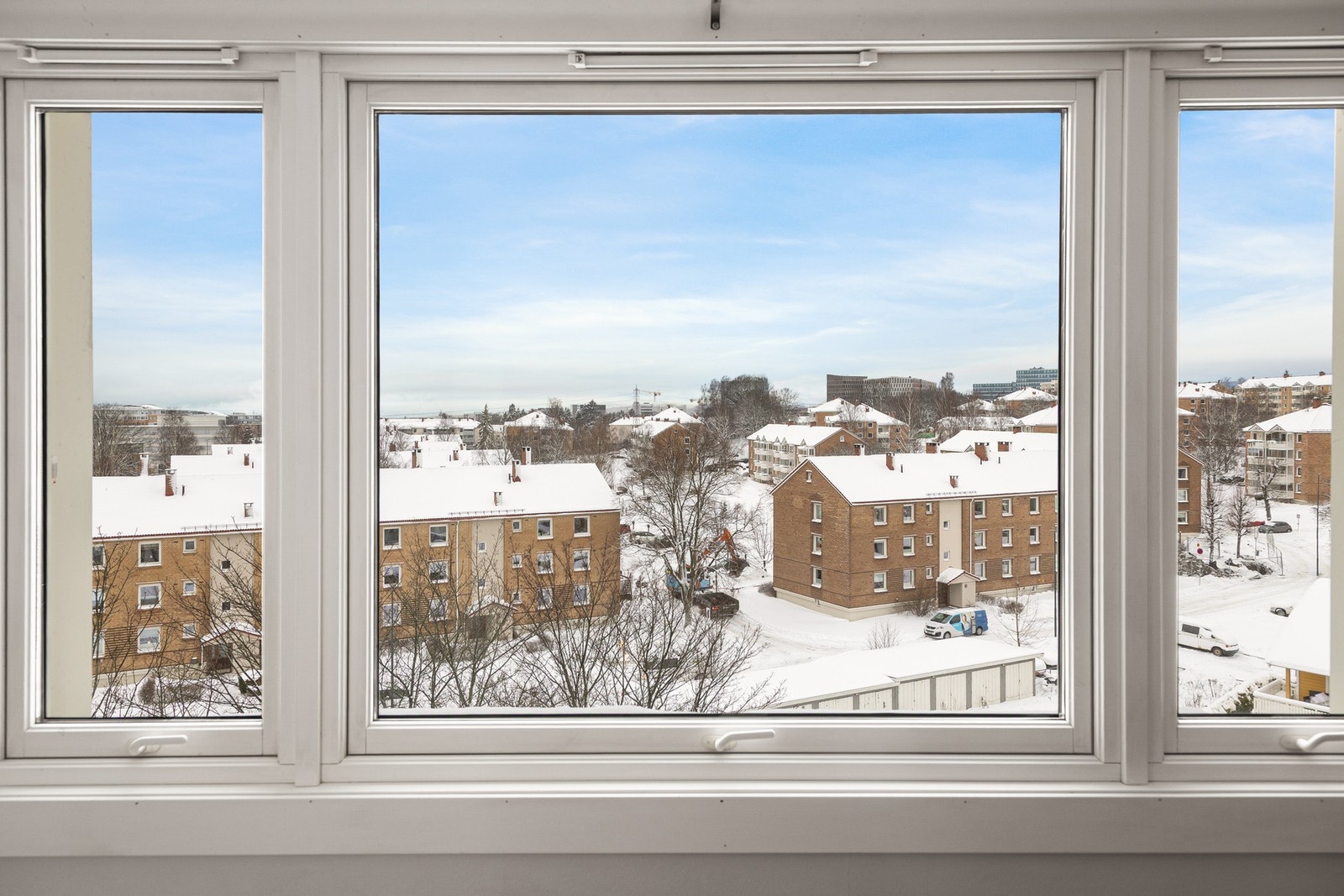 Leiligheten ligger luftig til i byggets 7.etasje med fint utsyn over nabolaget. Galleribilde