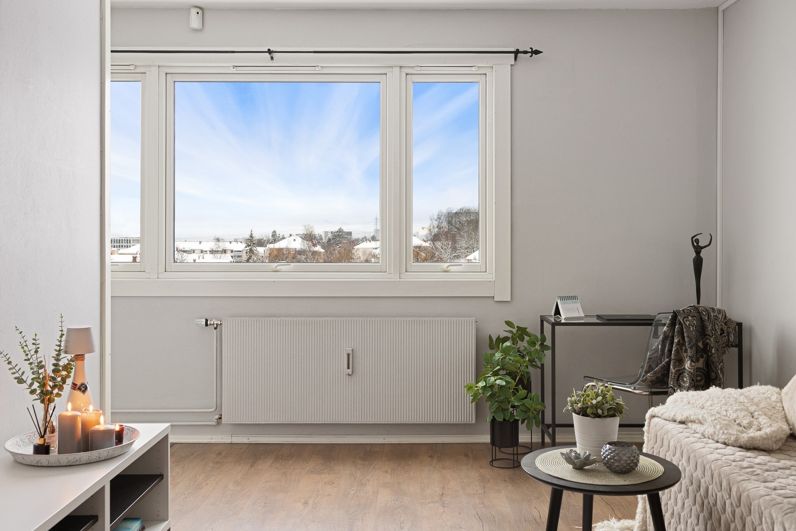 Lys og luftig stue med god plass til sofa, seng og annet tilhørende møblement. Galleribilde