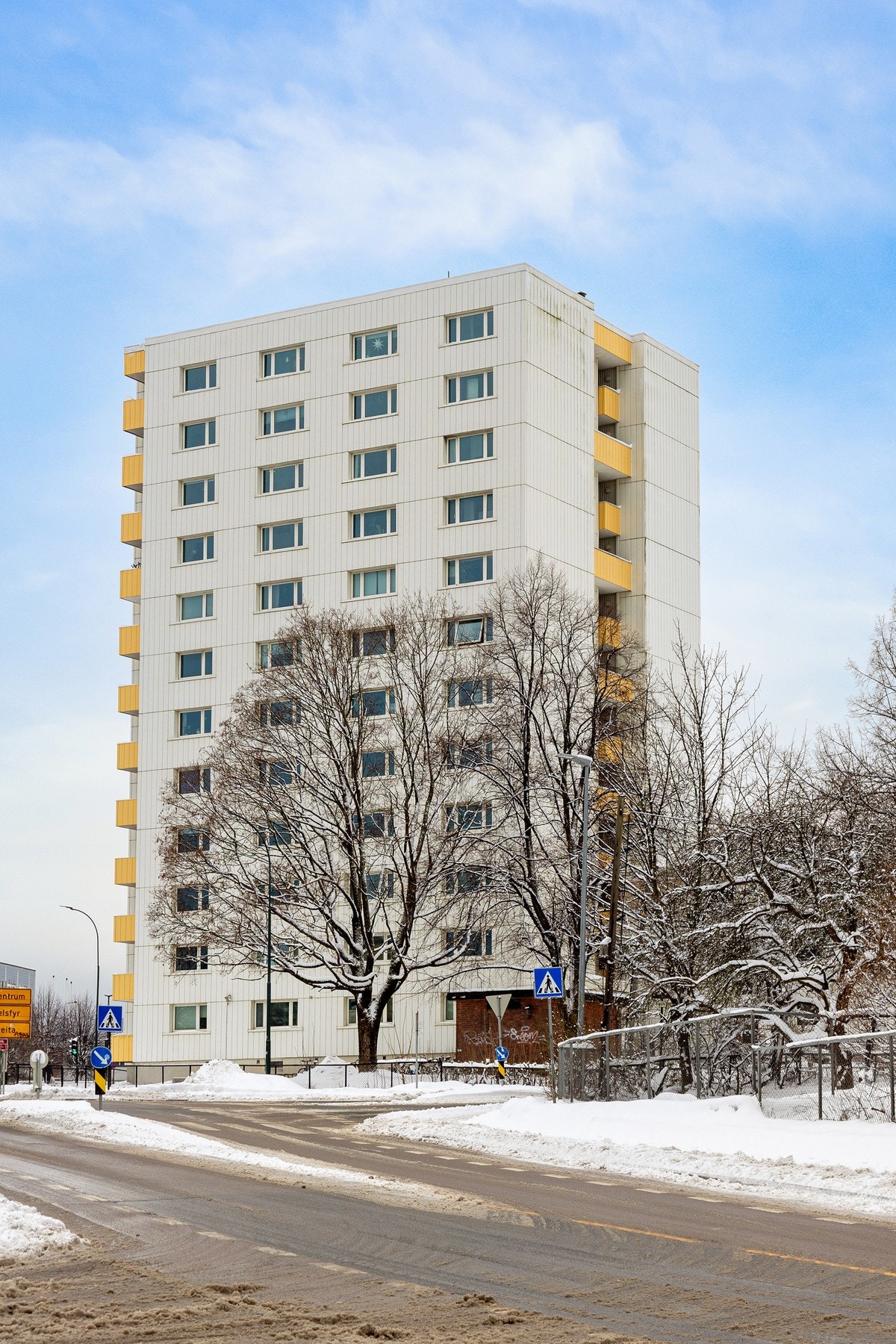 Fra leiligheten er det nærhet til alt du trenger i hverdagen med dagligvare og offentlig kommunikasjon i umiddelbar nærhet. Galleribilde