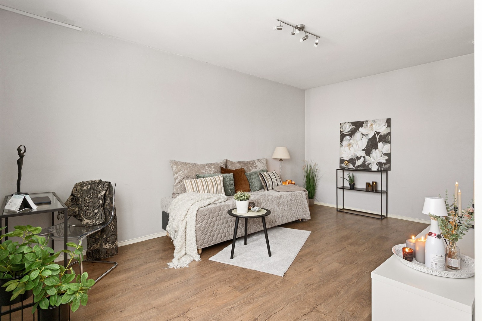 Om ønskelig er det mulig å sette opp en skillevegg i stuen eller et garderobeskap for å få en sovealkove, samt ekstra lagringsplass. Galleribilde