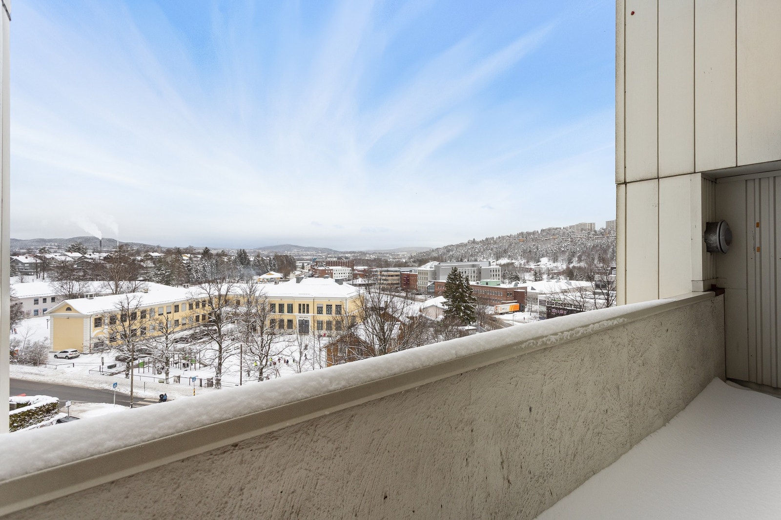 Rett utenfor inngangsdøren til leiligheten er det en felles terrasse. Galleribilde