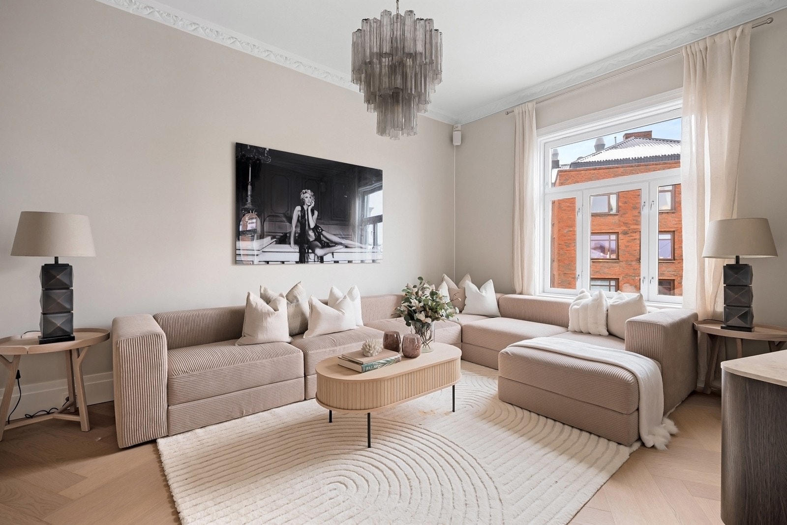 I stue og tv-stue er det lagt ny fiskebensparkett med varmefolie, og alle vegger er nysparklet og malt med nytt listverk. Galleribilde