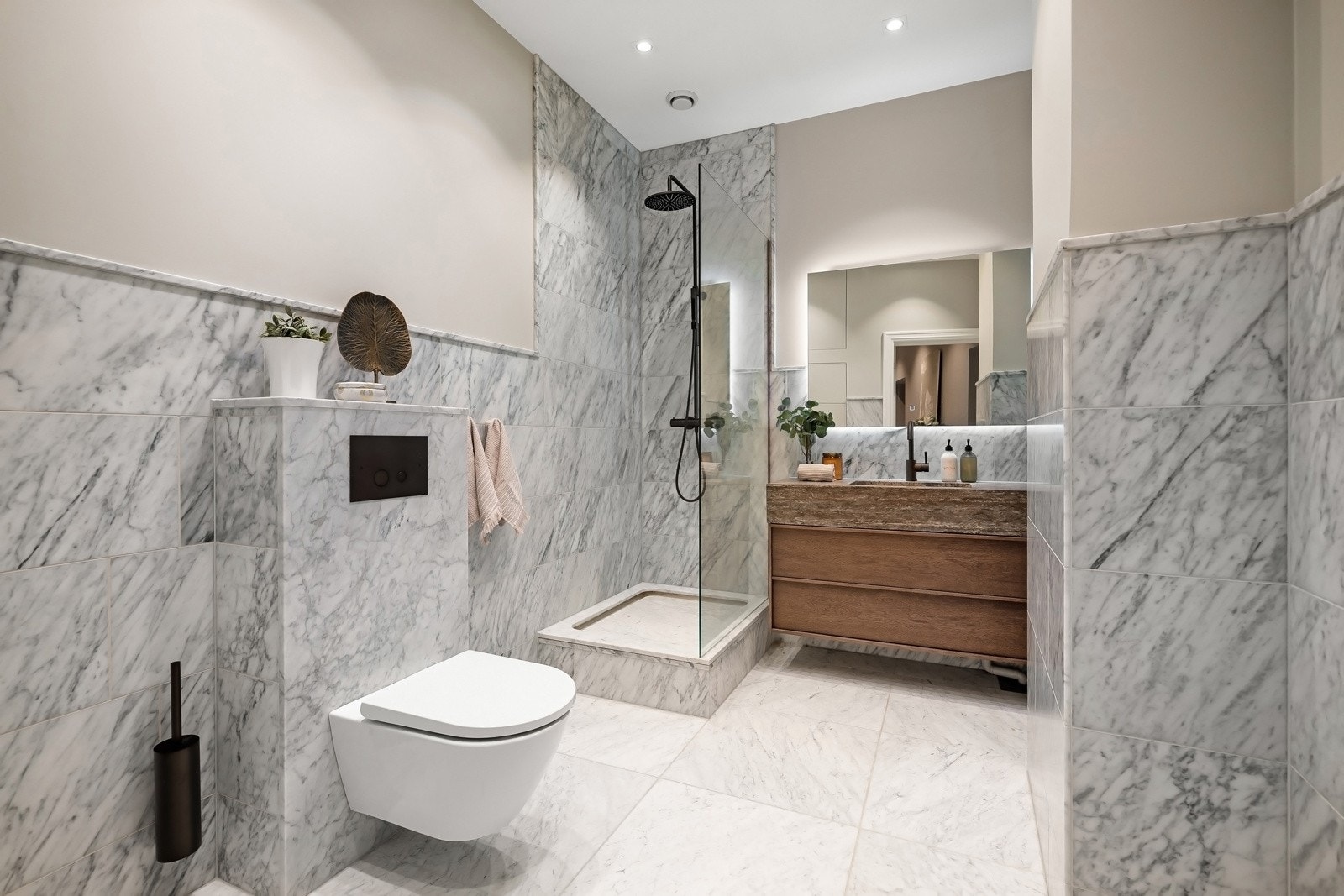 Flott bad pusset opp i 2024 med Carrara-marmorfliser på gulv og vegger. Det er varmekabler fra 2020. Galleribilde