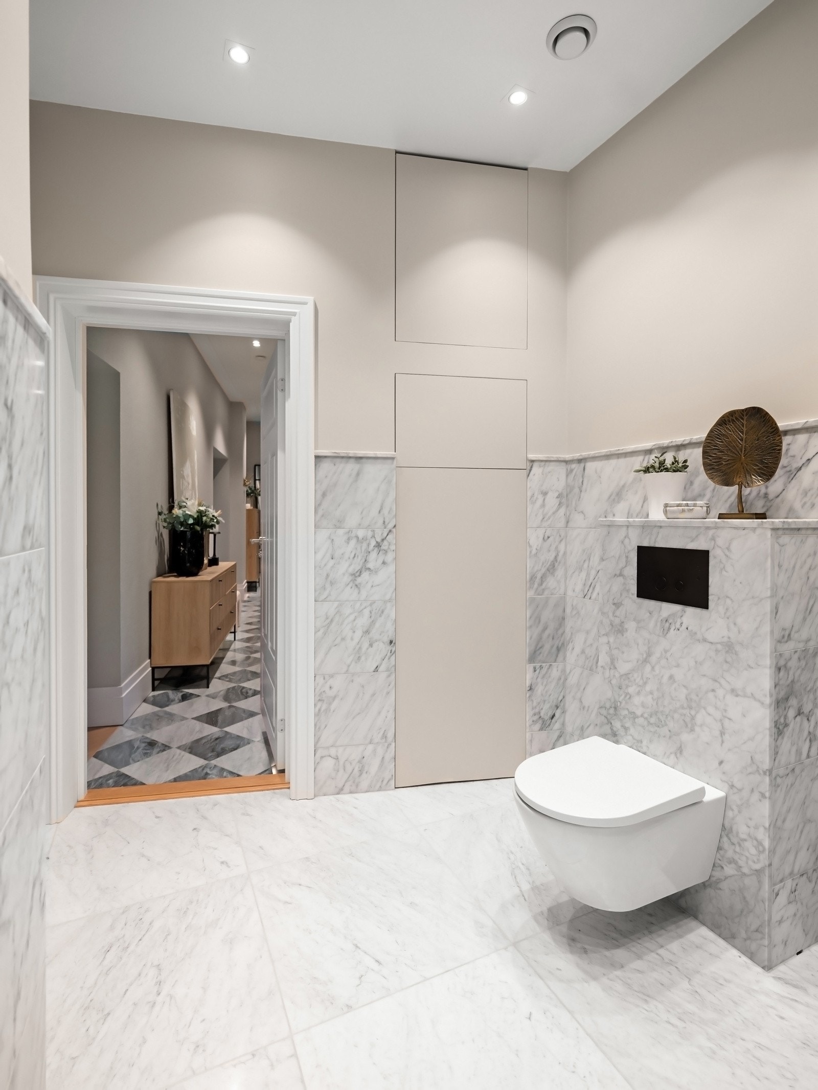 Vaskemaskin og tørketrommel er plassert i egen nisje. Galleribilde