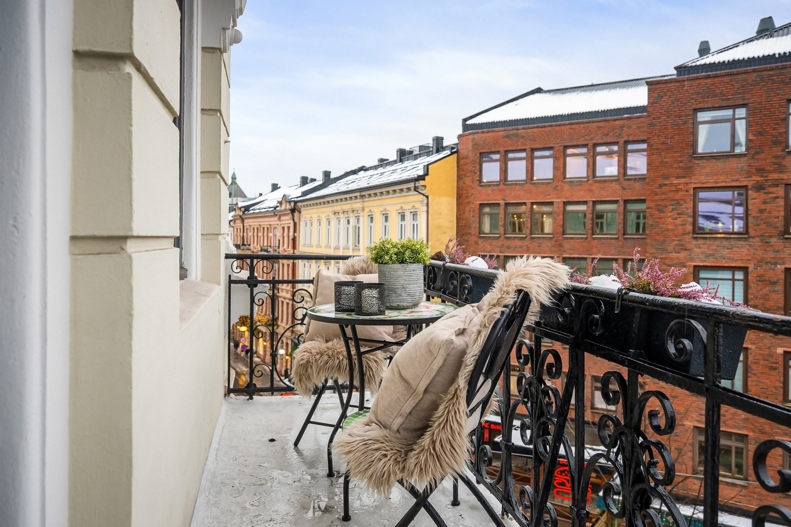 Fra spisestuen er det utgang til en vestvendt balkong på ca. 5 kvm. Balkongen fungerer som en fin forlengelse av oppholdsrommet på varme dager. Galleribilde